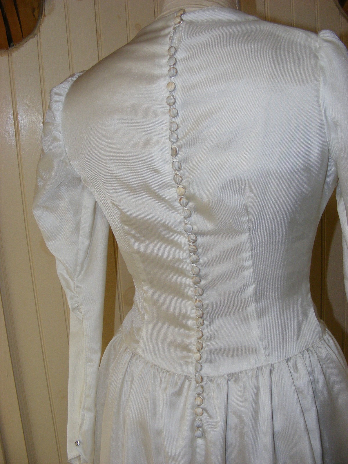 1942 WEDDING DRESS WWII BRIDAL WEAR RAYON FAILLE SWEETHEART NECKLINE LONG TRAIN
