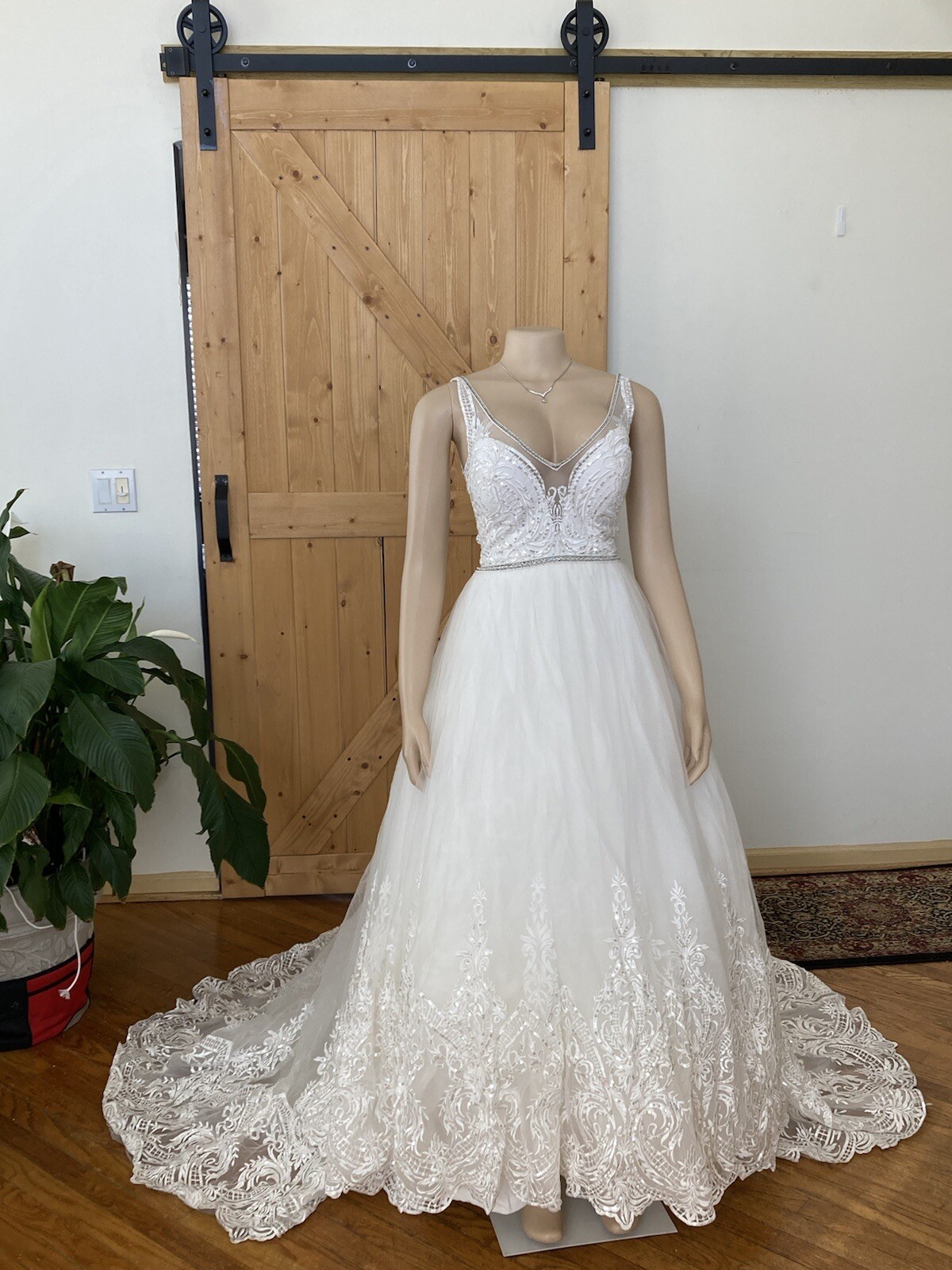 Pre-Loved ASHLEY & JUSTIN Bridal Gown Wedding Dress Size 12 White