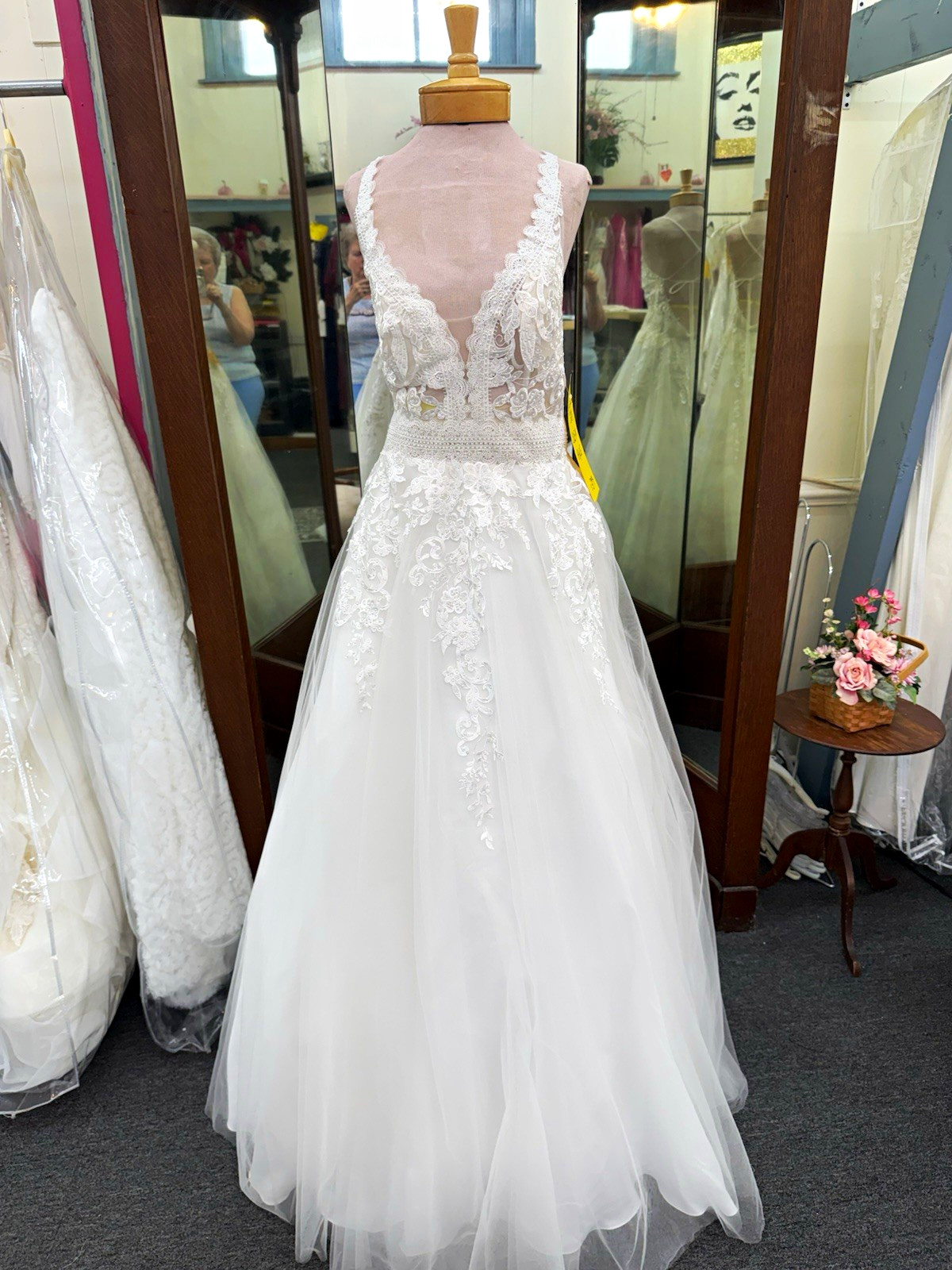Off White Lace Tulle A-Line Wedding Dress Sleeveless V-Neck Full-Length