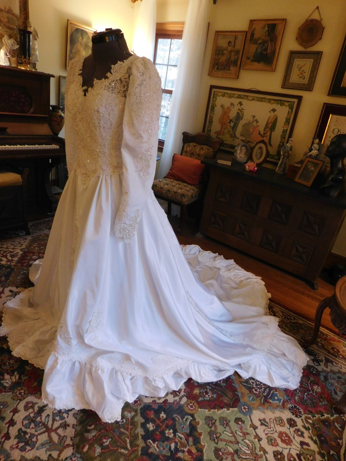 BEAUTIFUL VINTAGE WHITE SATIN WITH RUFFLES & PEARLS & ALENCON LACE SZ 10