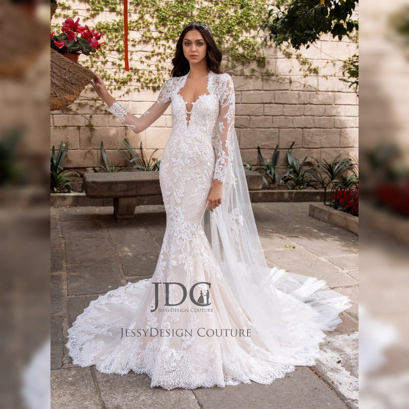Elegant king mermaid wedding dress wedding dress with lace train long sleeve