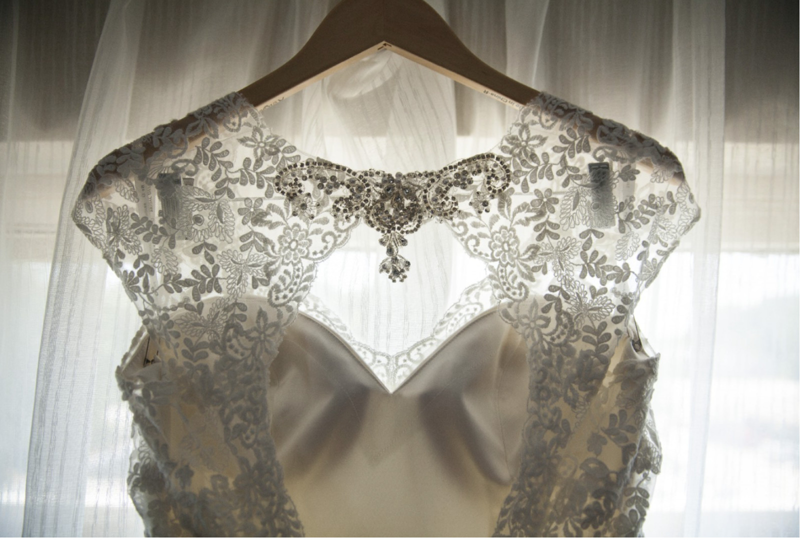 wedding dress size 6 pre owned