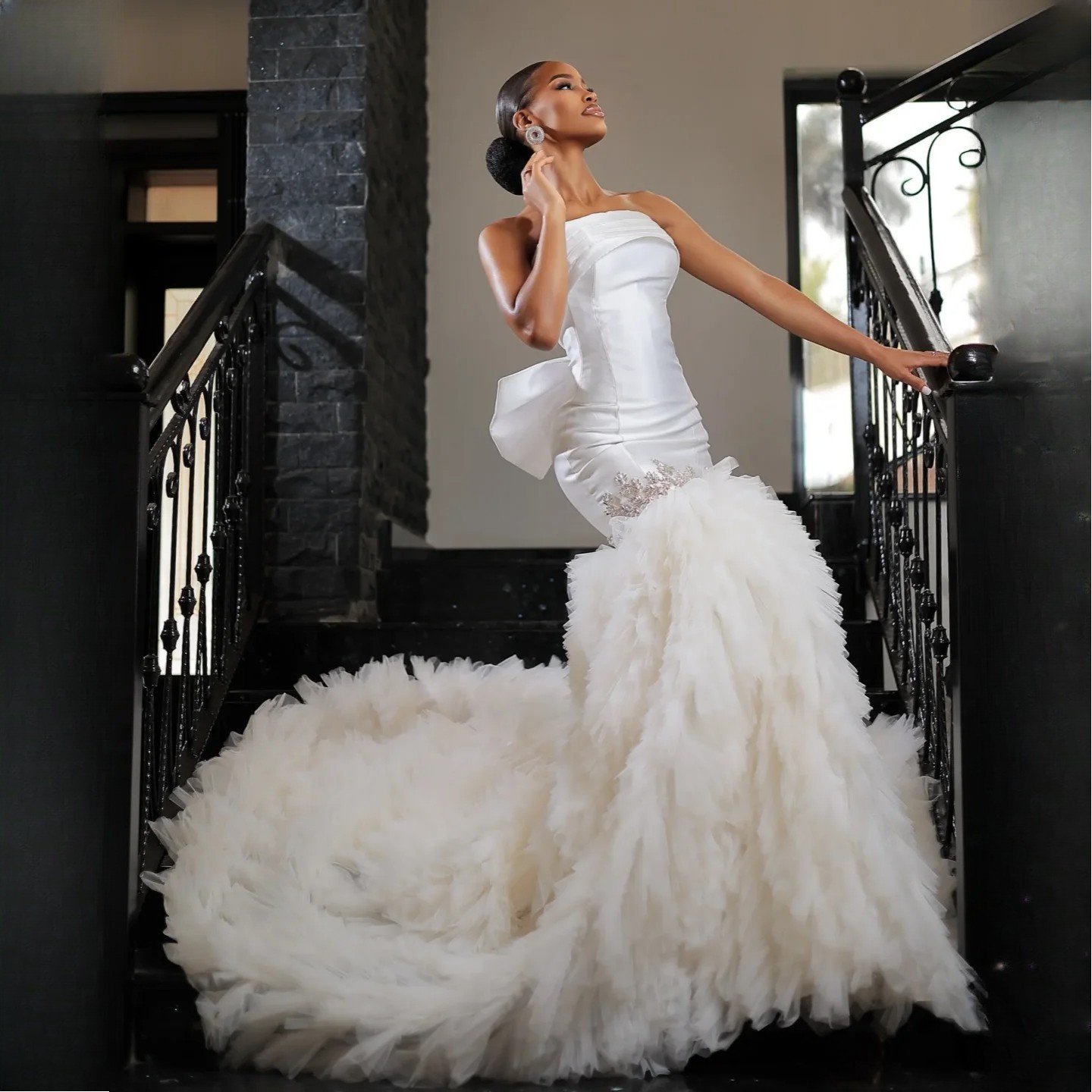 Elegant African White Satin Mermaid WeddingDresses Strapless Tulle Beaded Bride