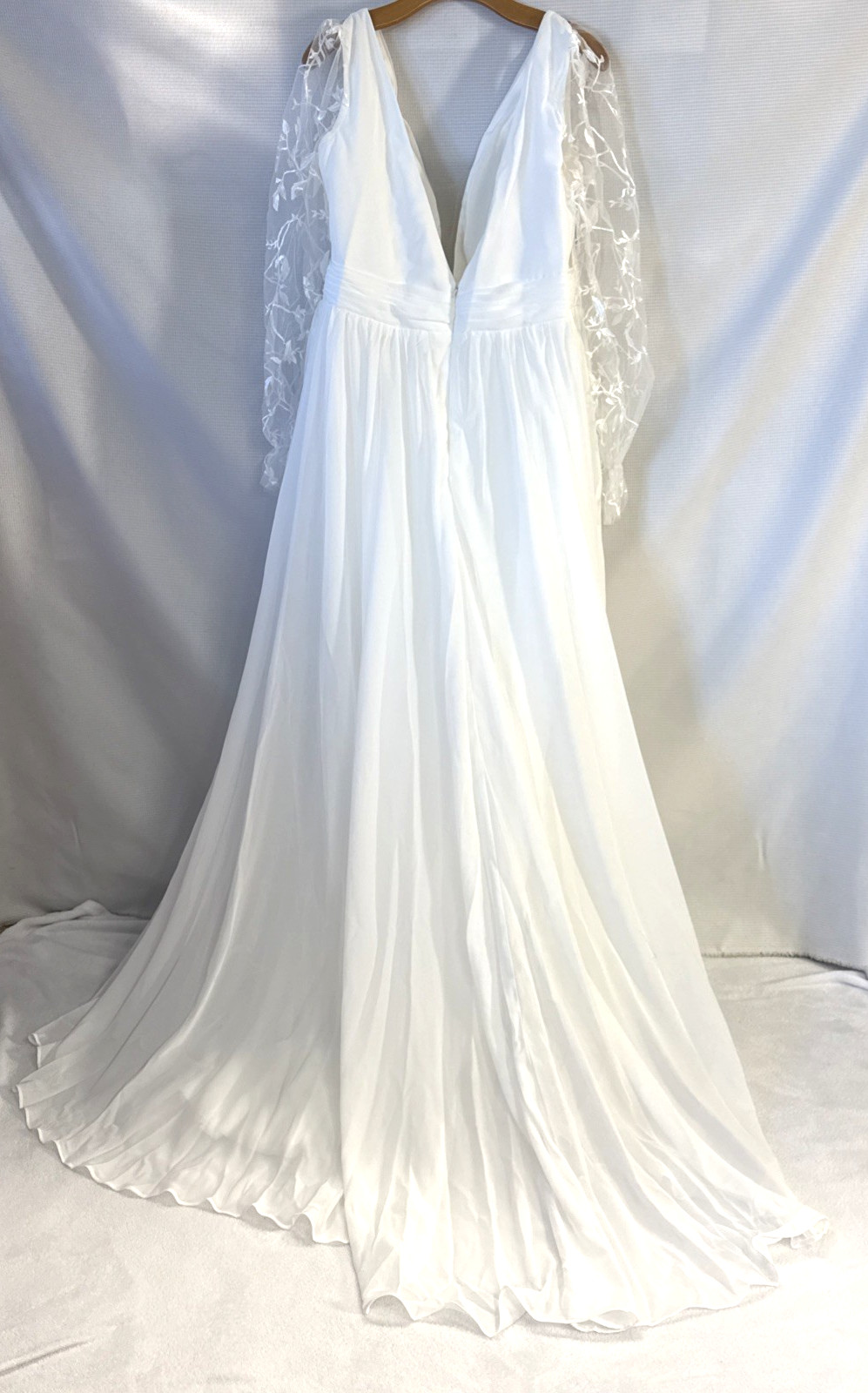 NWT Flowy LS Beach Wedding Dress 18W – a-line, v-neck, lace sleeve & front, sexy