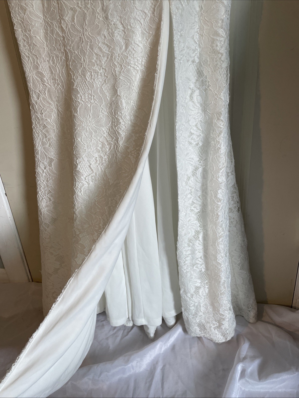 David’s Bridal White Bardot Neckline Lace Wedding Gown Women’s Size 10