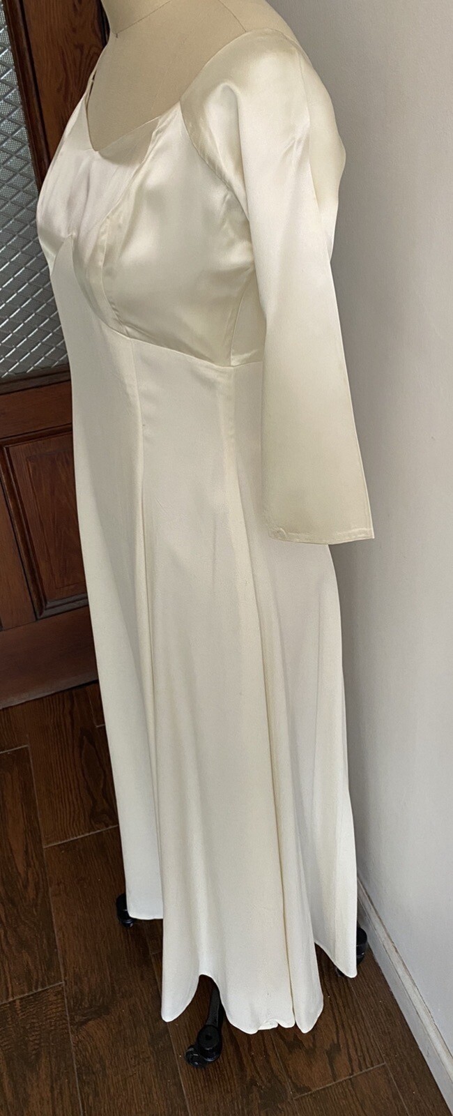 VTG Wedding Dress Off White Satin Bodice, S/M Sleeves Sweetheart Neckline 52” L