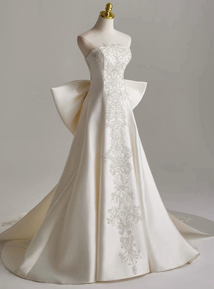 NWOT Ivory Strapless Embroidered A-Line Wedding Dress with Bow Back Full-Length