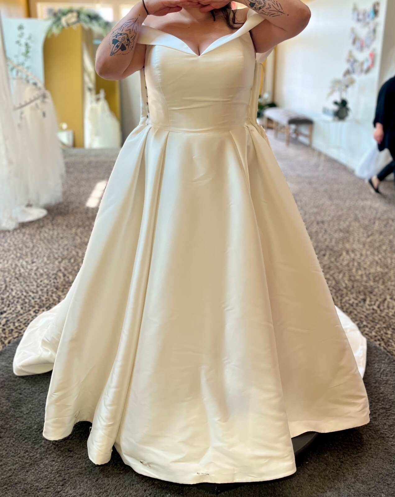 New Essence of Australia ivory A- line wedding gown, size 16
