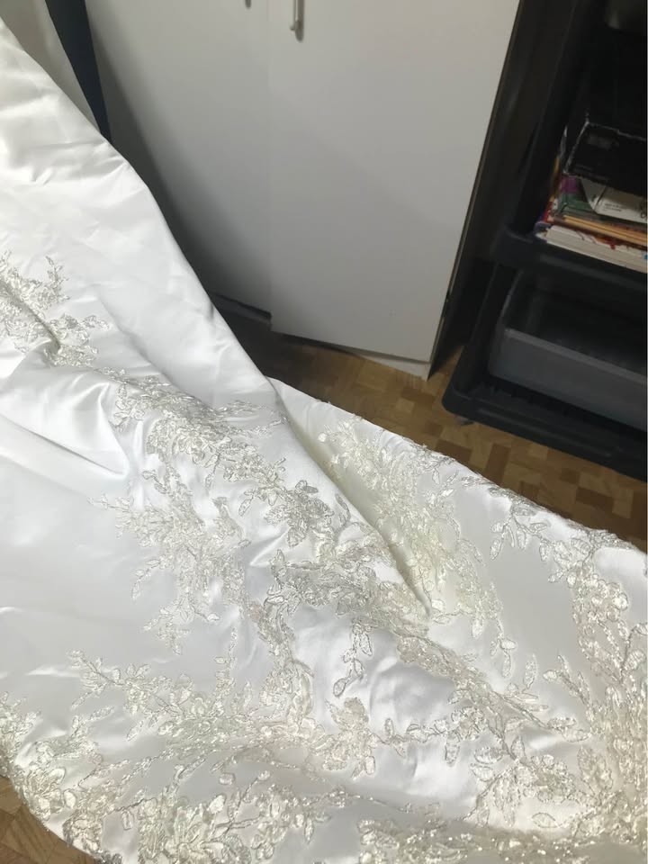 Oleg Cassini wedding dress size 14 never worn, unaltered satin w/lace applique