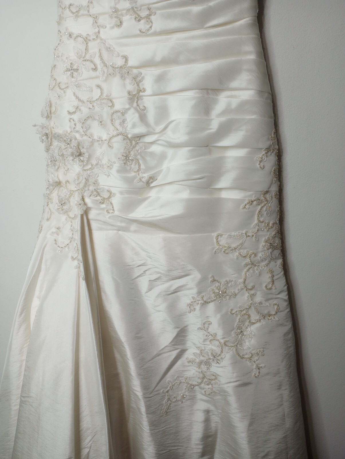 *Floor Model* Size 8 Casablanca Bridal Ivory Beaded Wedding Gown Style 1984