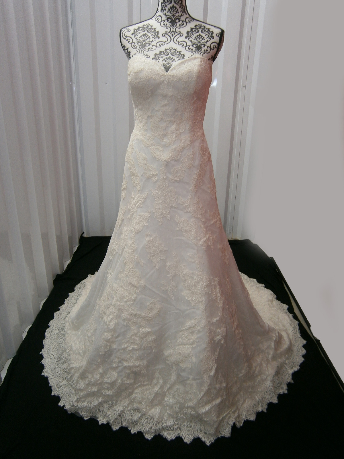 Matty 157 Matthew Christopher 12 Wedding Dress Off-White Lace Strapless Buttons