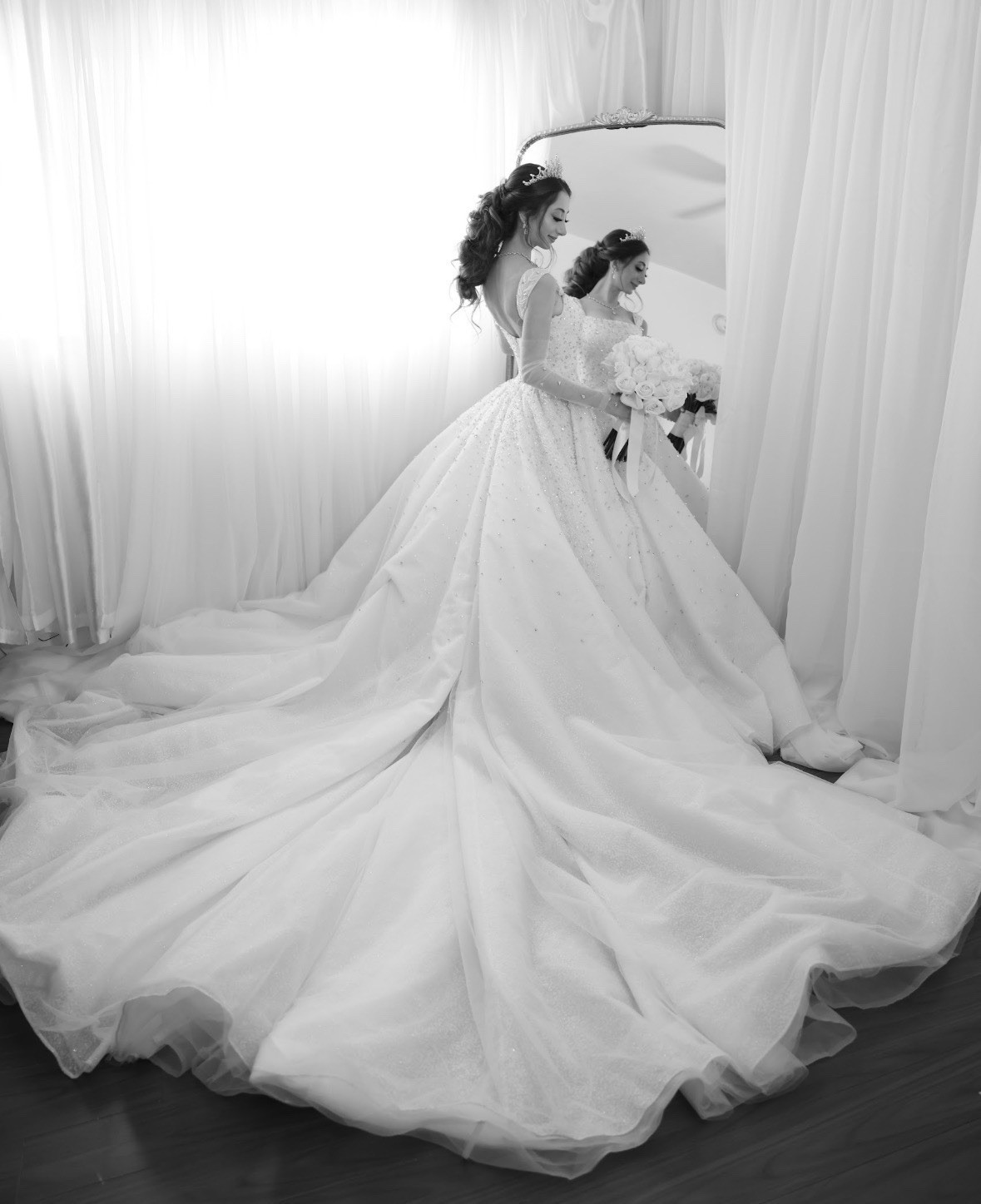 White Ball Gown Wedding Dress Sleeveless Off-Shoulder Beading Train Princess
