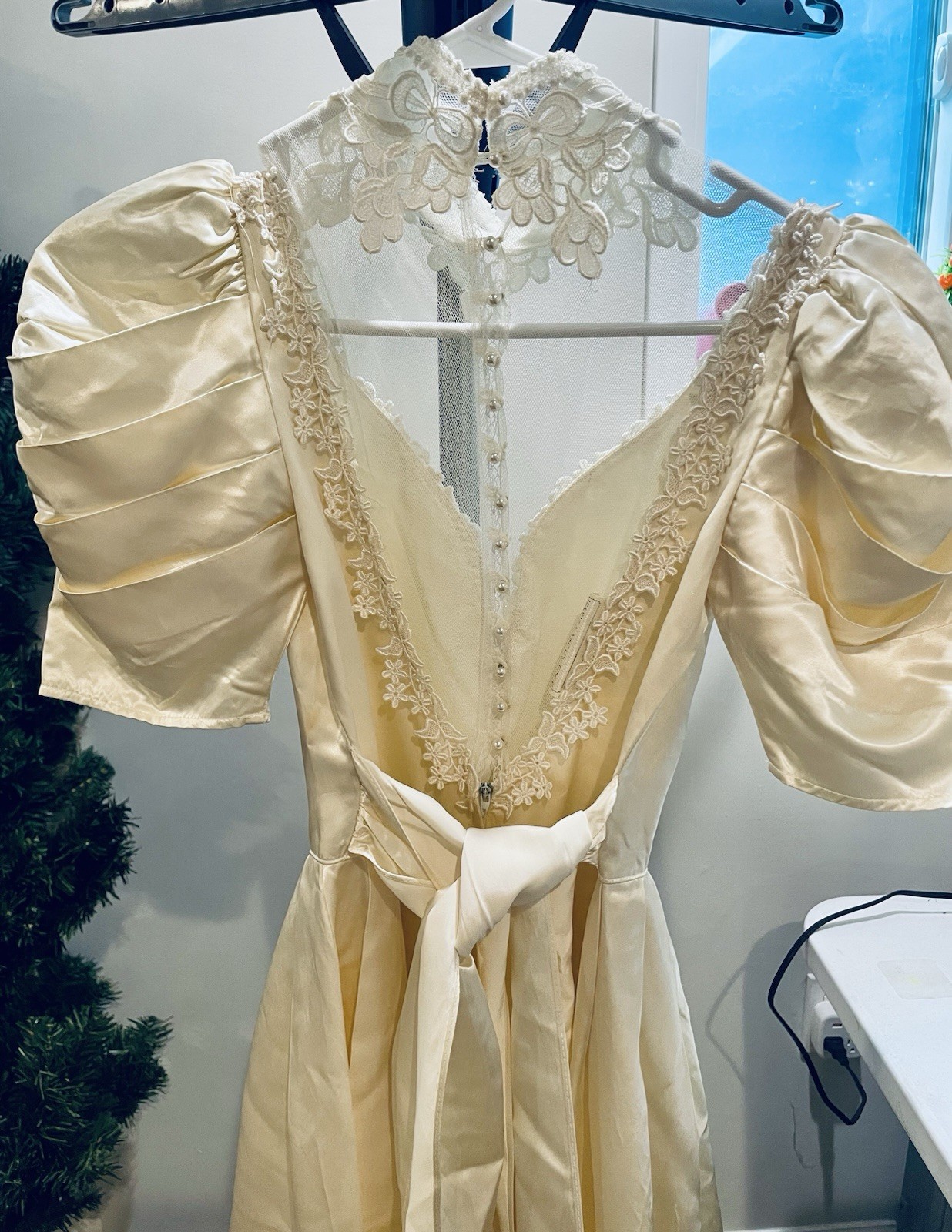 Stunning Jessica McClintock Silk Lace Wedding Dress Pearl Closure High Neck