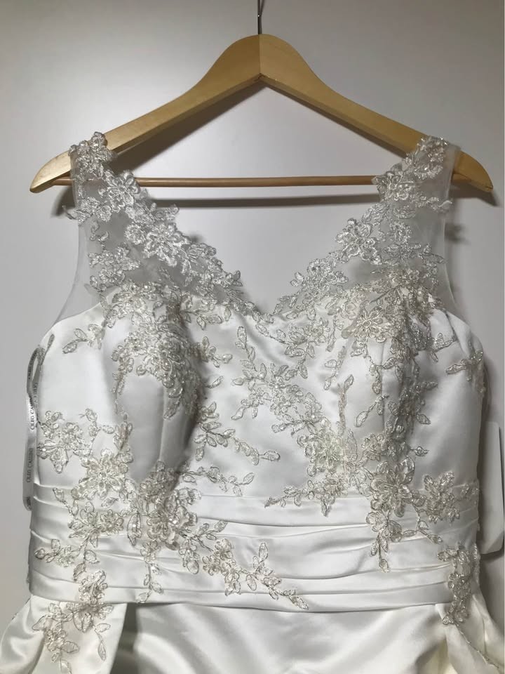 Oleg Cassini wedding dress size 14 never worn, unaltered satin w/lace applique