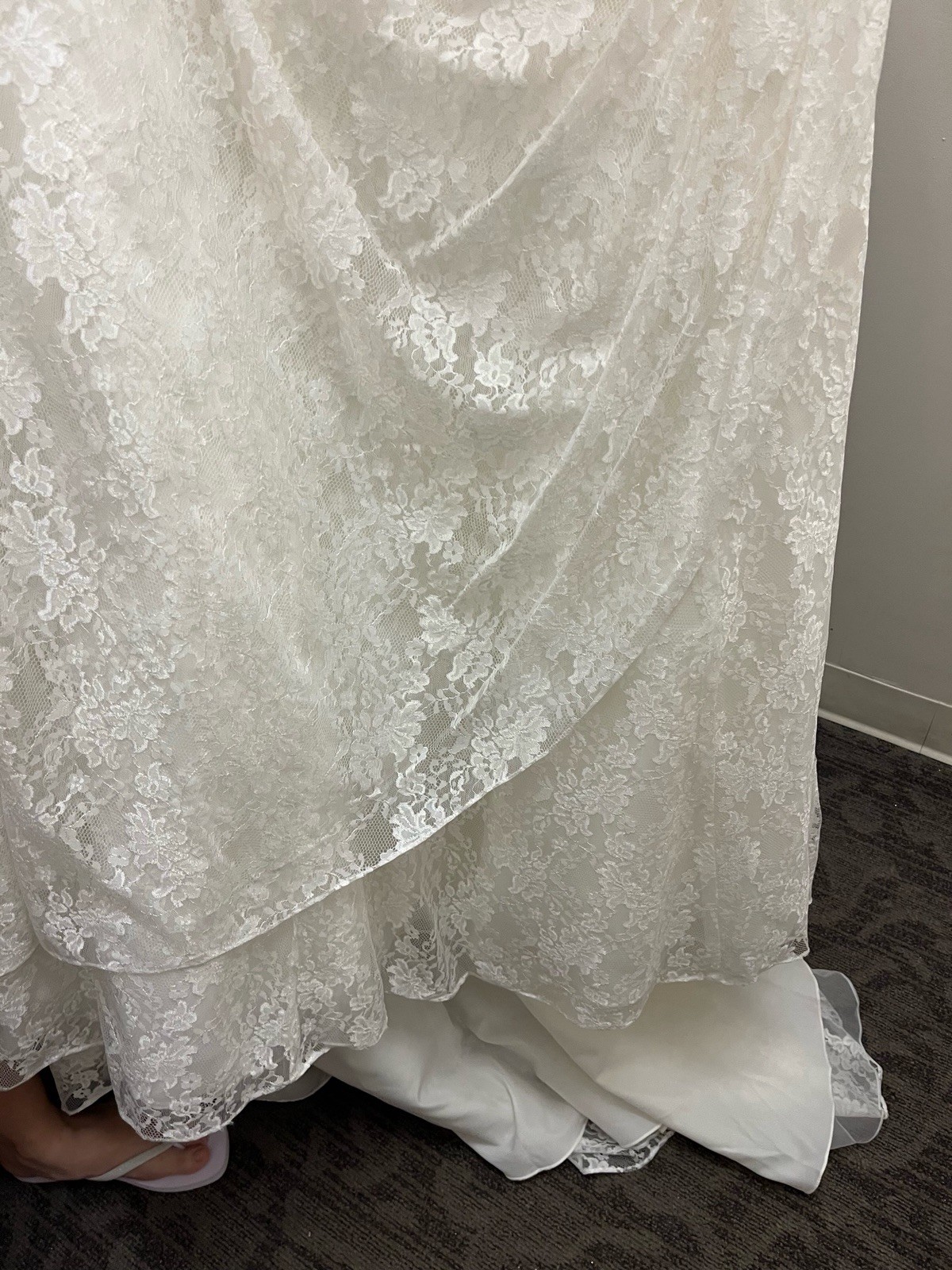 David’s Bridal Ivory Lace Sweetheart Sleeveless A-Line Wedding Dress Train