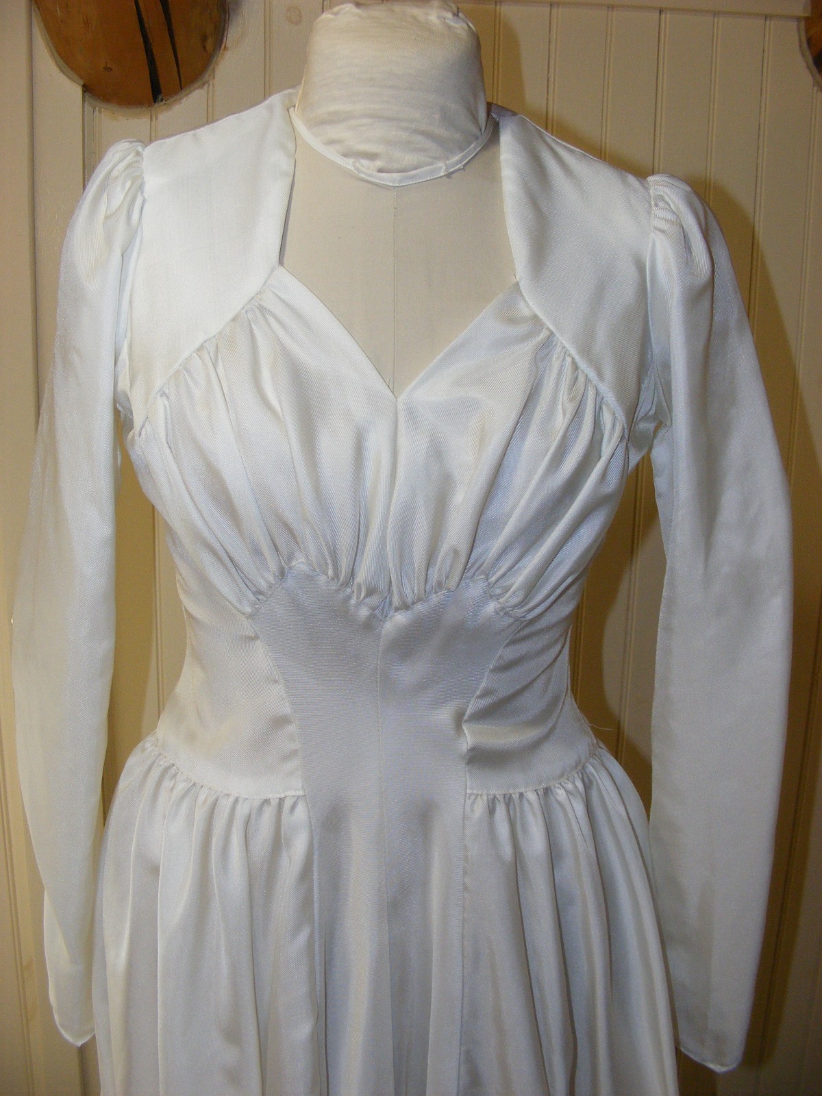 1942 WEDDING DRESS WWII BRIDAL WEAR RAYON FAILLE SWEETHEART NECKLINE LONG TRAIN