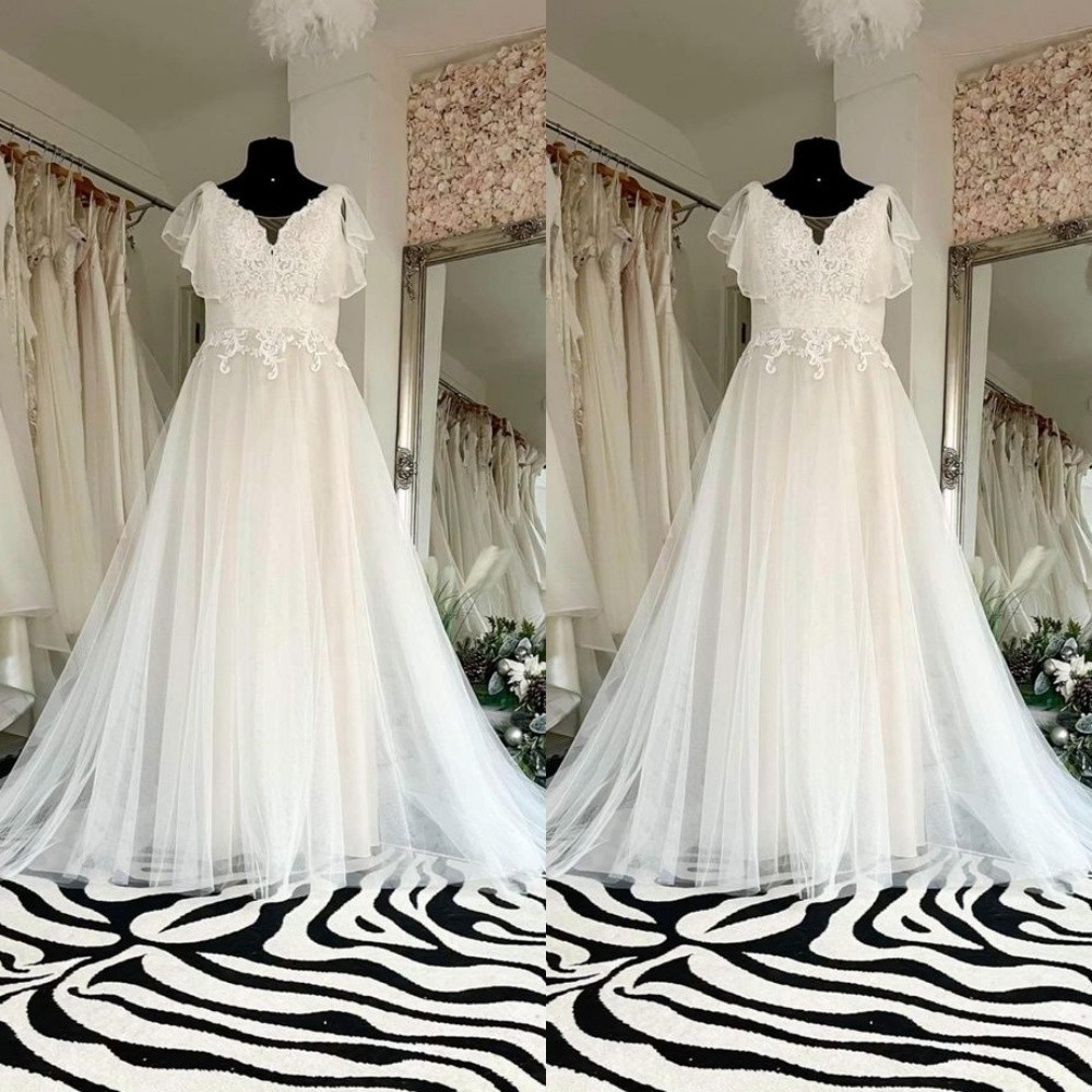 Classic Wedding Dresses V Neck Short Sleeves Lace Applique Beach Bridal Gowns