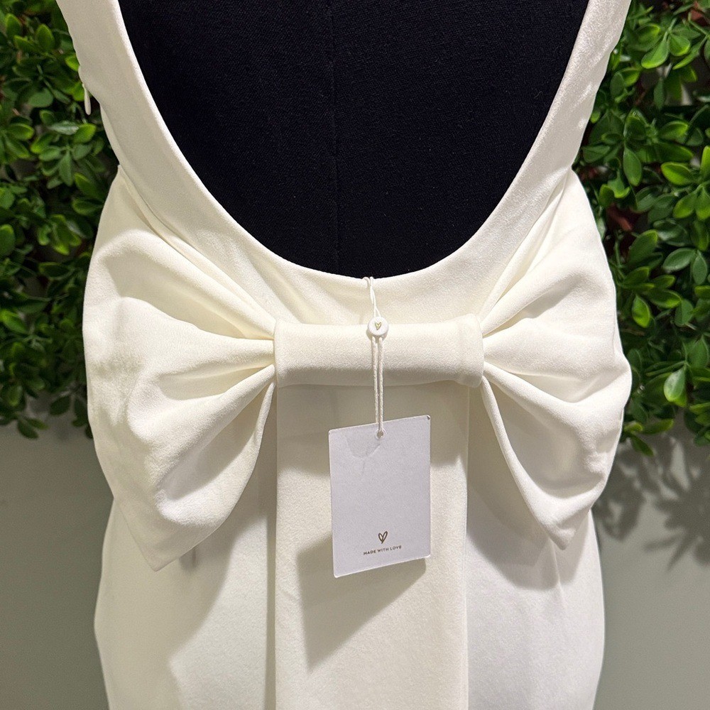 NWT- Loving Fate White Bow Square Neck Backless Bridal Dress