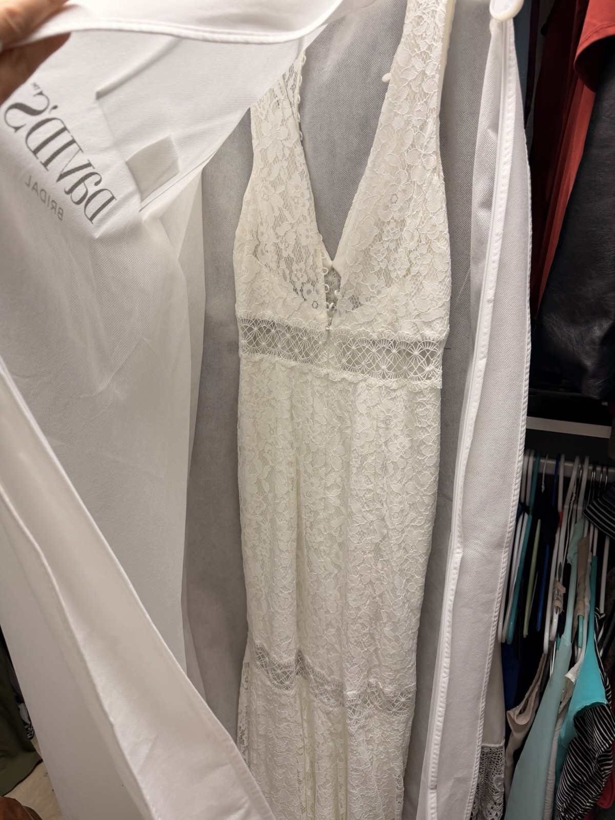 Galina V-Neck Lace Mermaid Wedding Dress Size 6 NWT Soft White