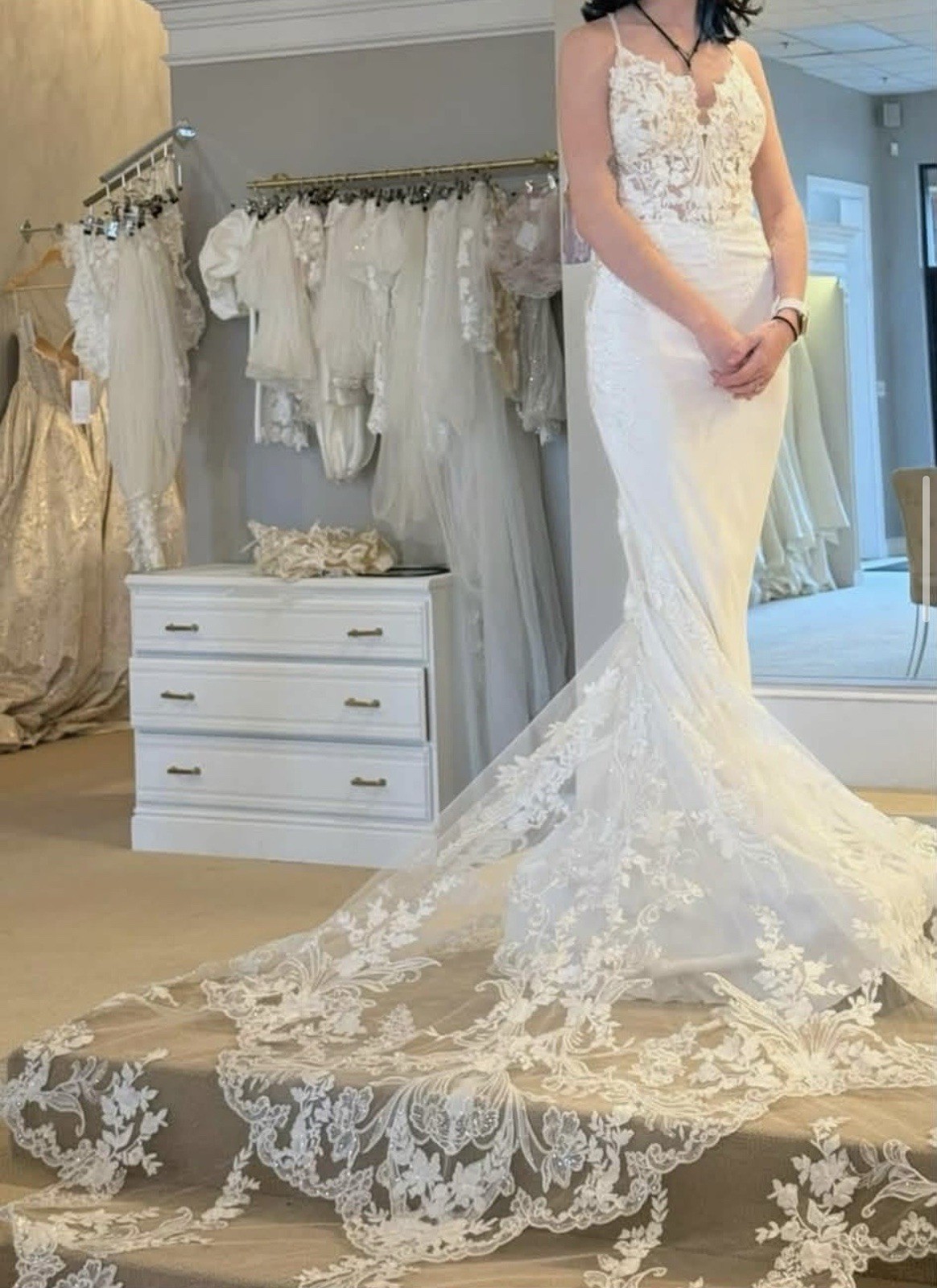 Blue by Enzoani Ivory/Nude Lace Beaded Mermaid Wedding Dress V-Neck Size 8