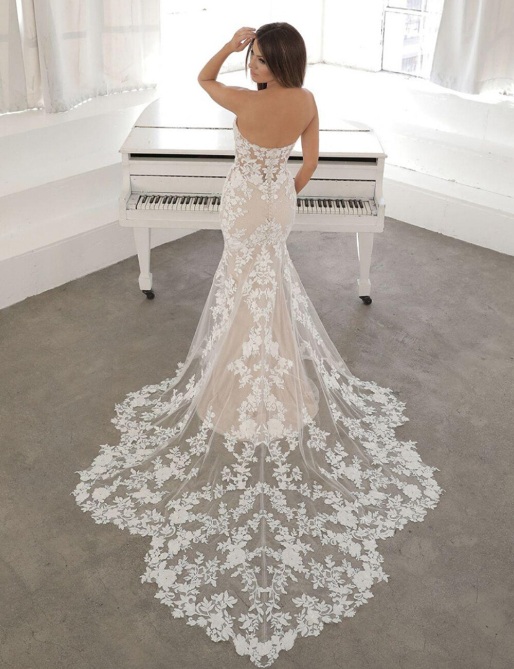 Lace Mermaid Wedding Dresses Strapless Appliques Backless Buttons Bridal Gowns