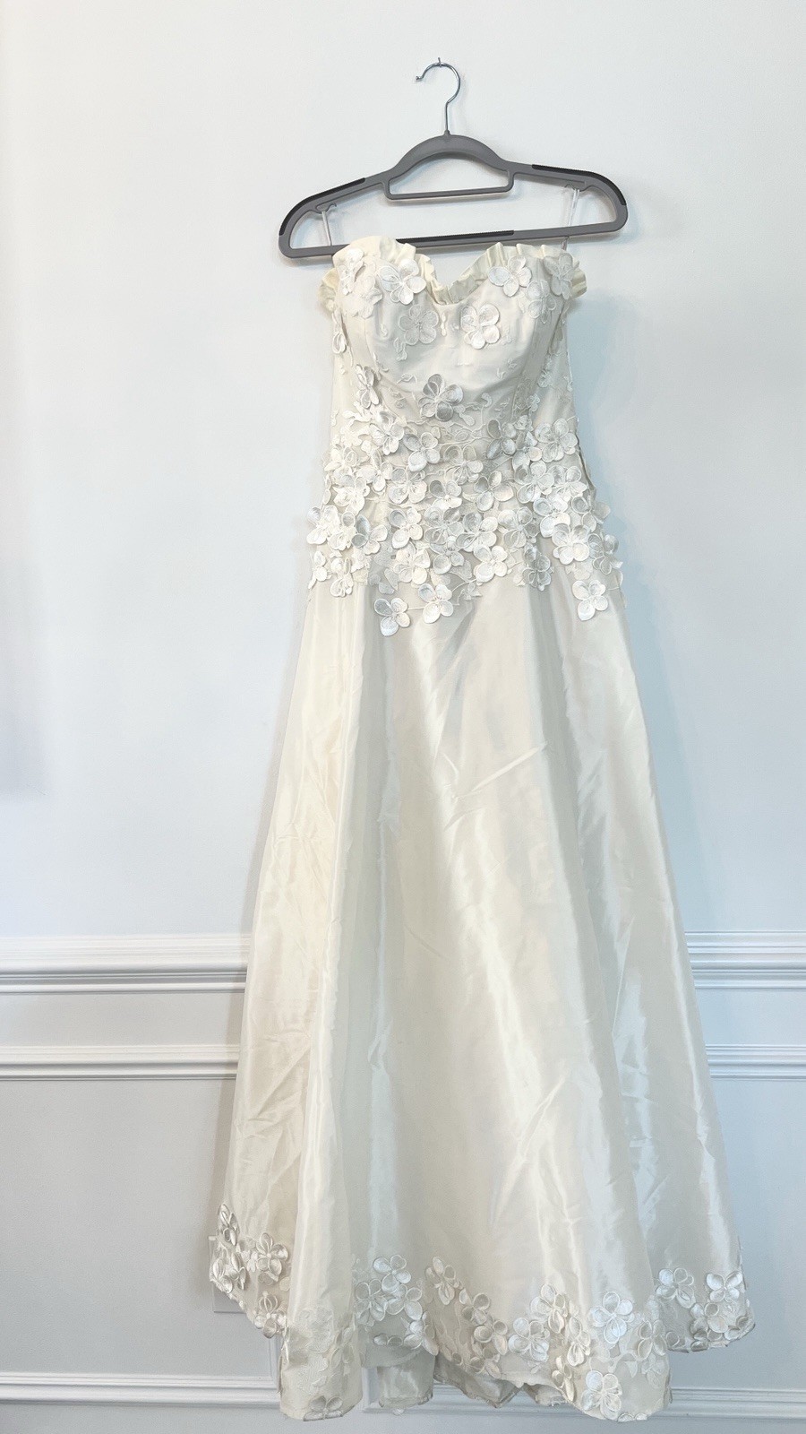 Wtoo by Watters Ivory Strapless Floral Appliqué Bridal Gown Size 8 Tailored to 4