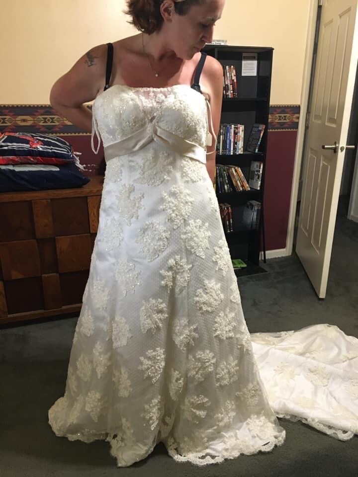 Size 10 Wedding Dress David’s Bridal T9211 Ivory/Champagne