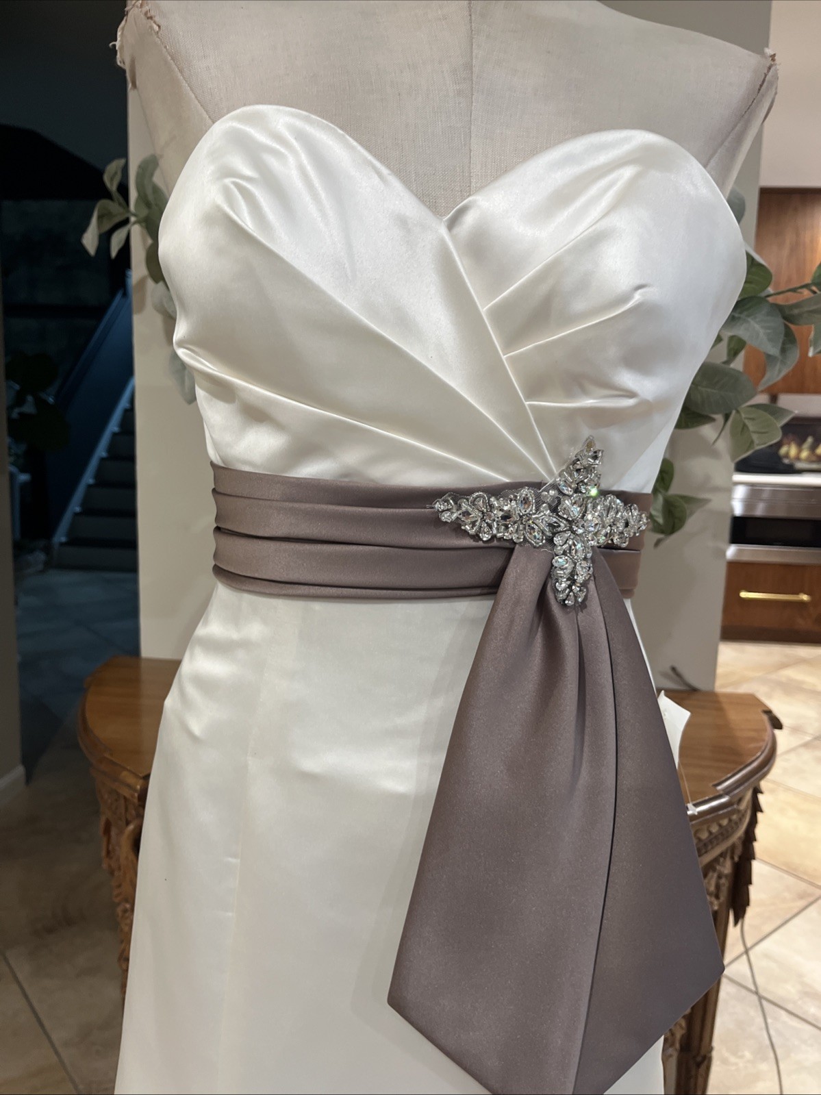 The couture collection woman’s 8 Ivory brown sash strapless Train wedding dress