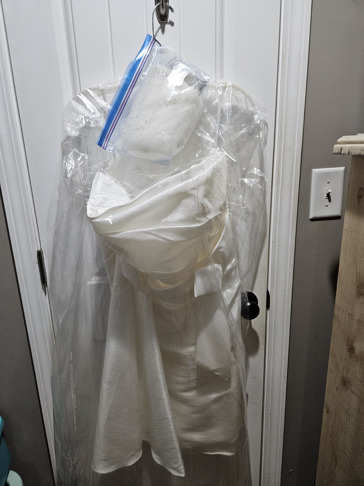 Venus Ivory Sweetheart Strapless Ruched, Sheath Wedding Dress 22W With Veil