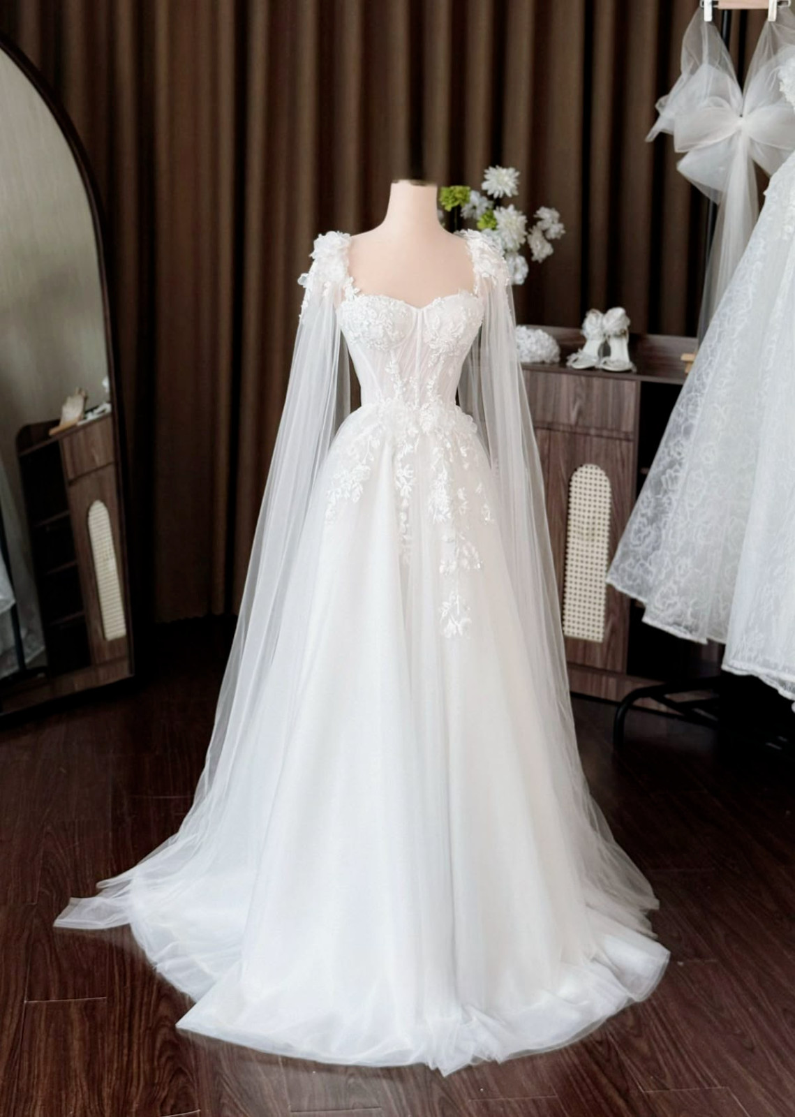 Romantic Wedding Dresses with Sweetheart Lace Applique Sweep Train Bridal Gown