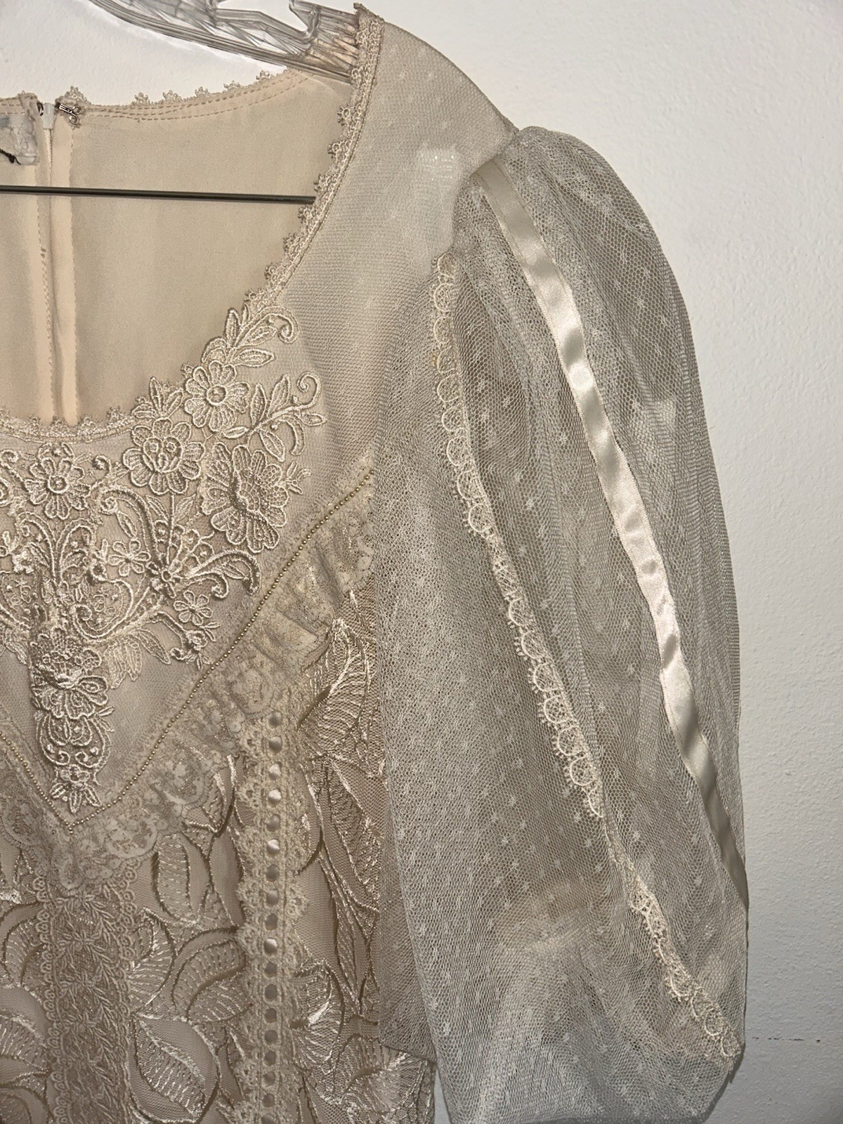 Vintage Ivory Lace Wedding Dress – Timeless Classic Bridal Gown – Unbranded
