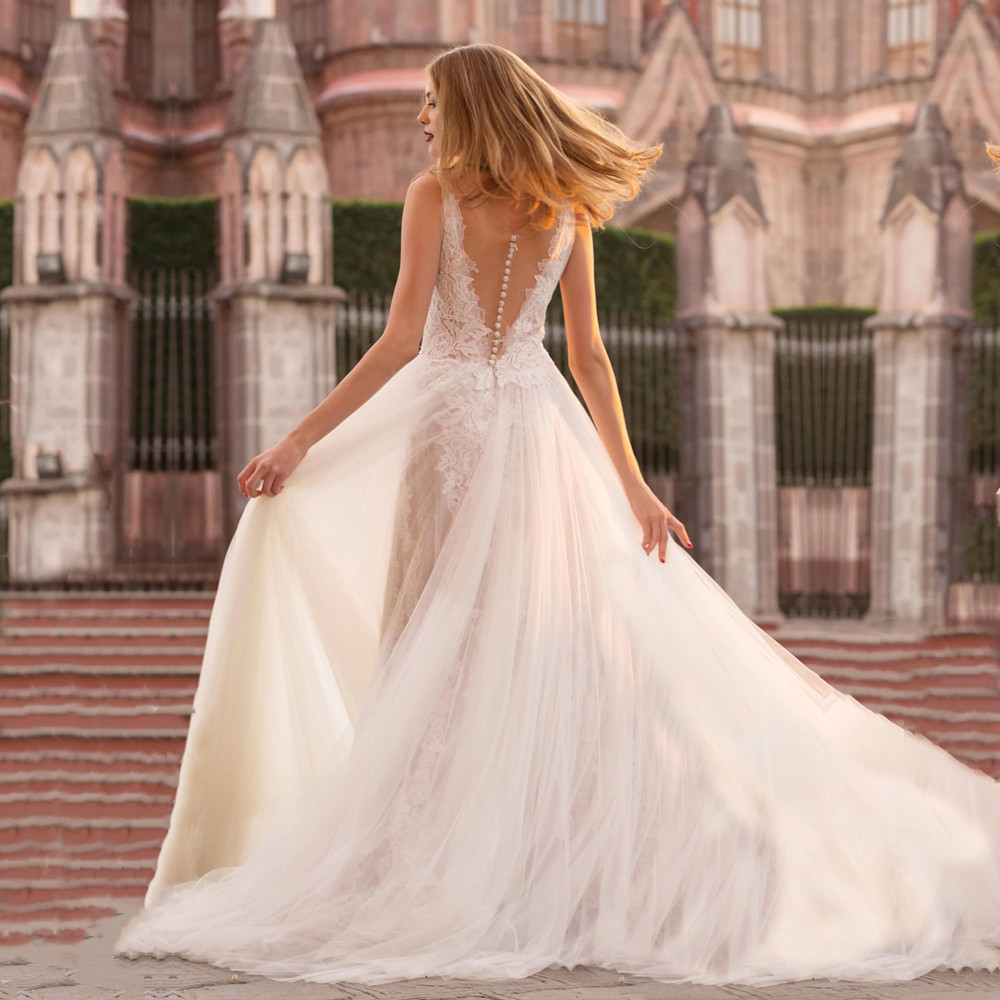 Bohemian Lace V-Neck Wedding Dress Tulle A-Line Bridal Gown with Train
