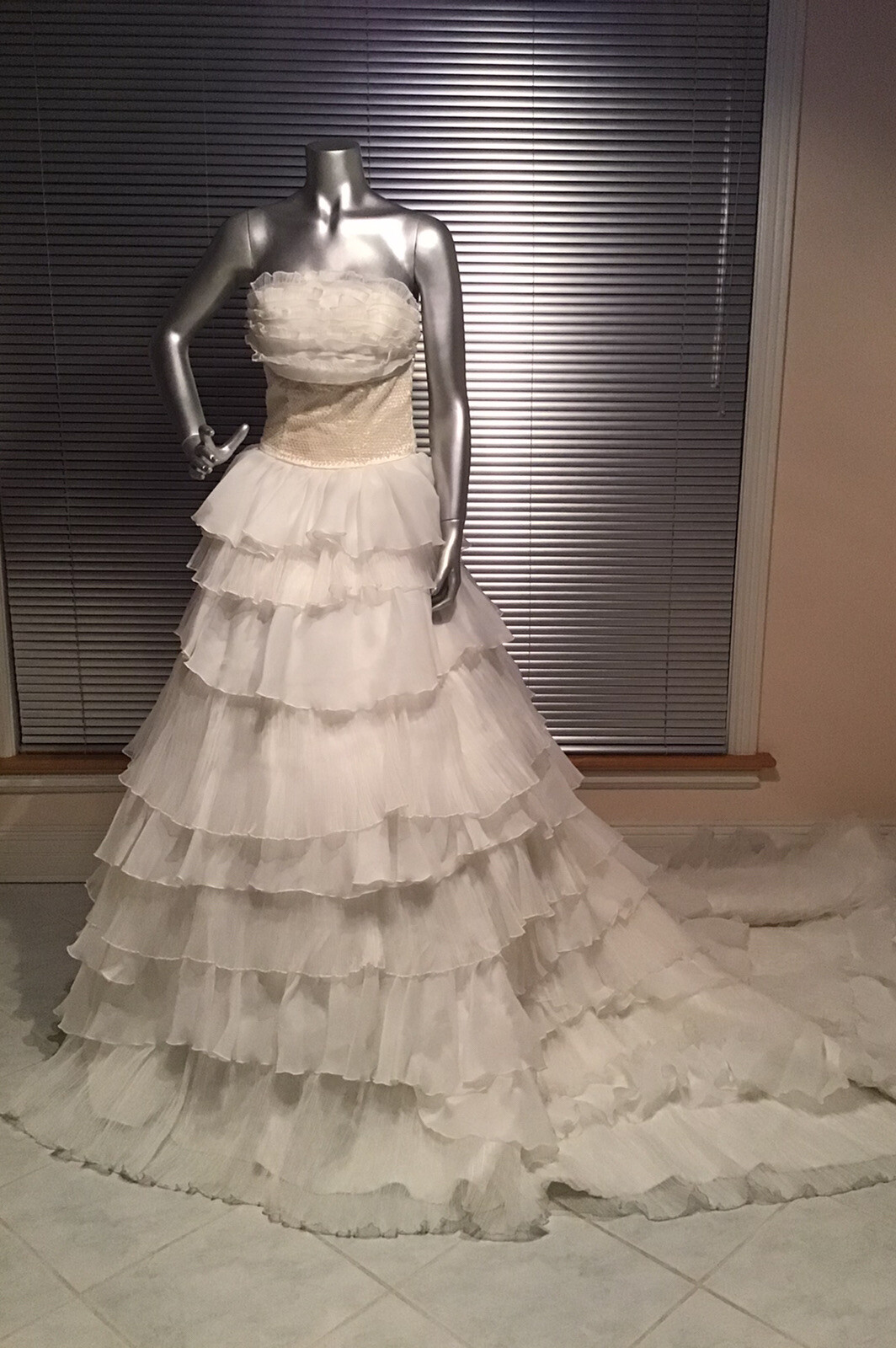 New Long Trailing Wedding Gown Dress White Size 6 Dress 37/30 Easy To Carry .