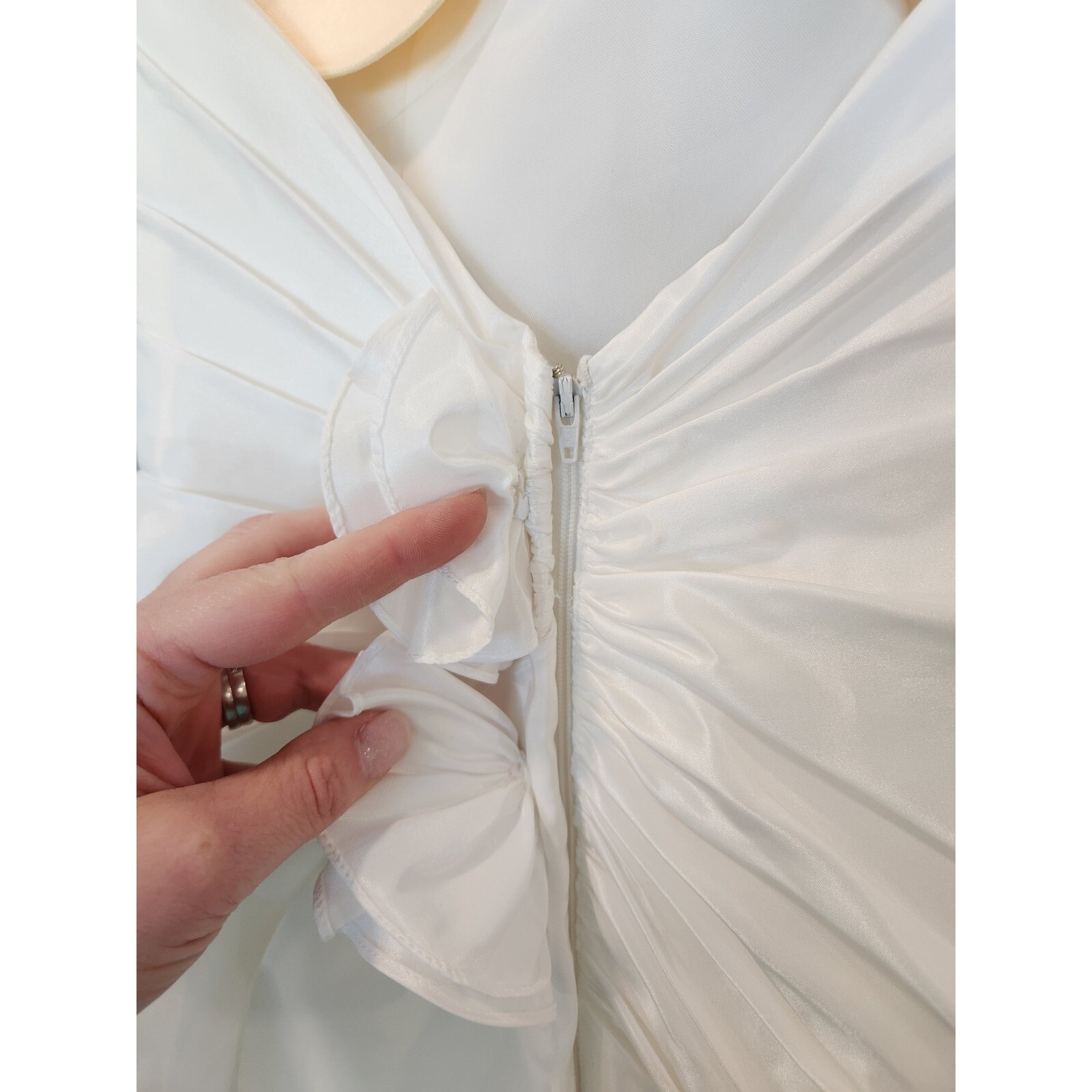 David’s Bridal Galina Satin Wedding Dress Sz 2 Halter Style Roses Small Train