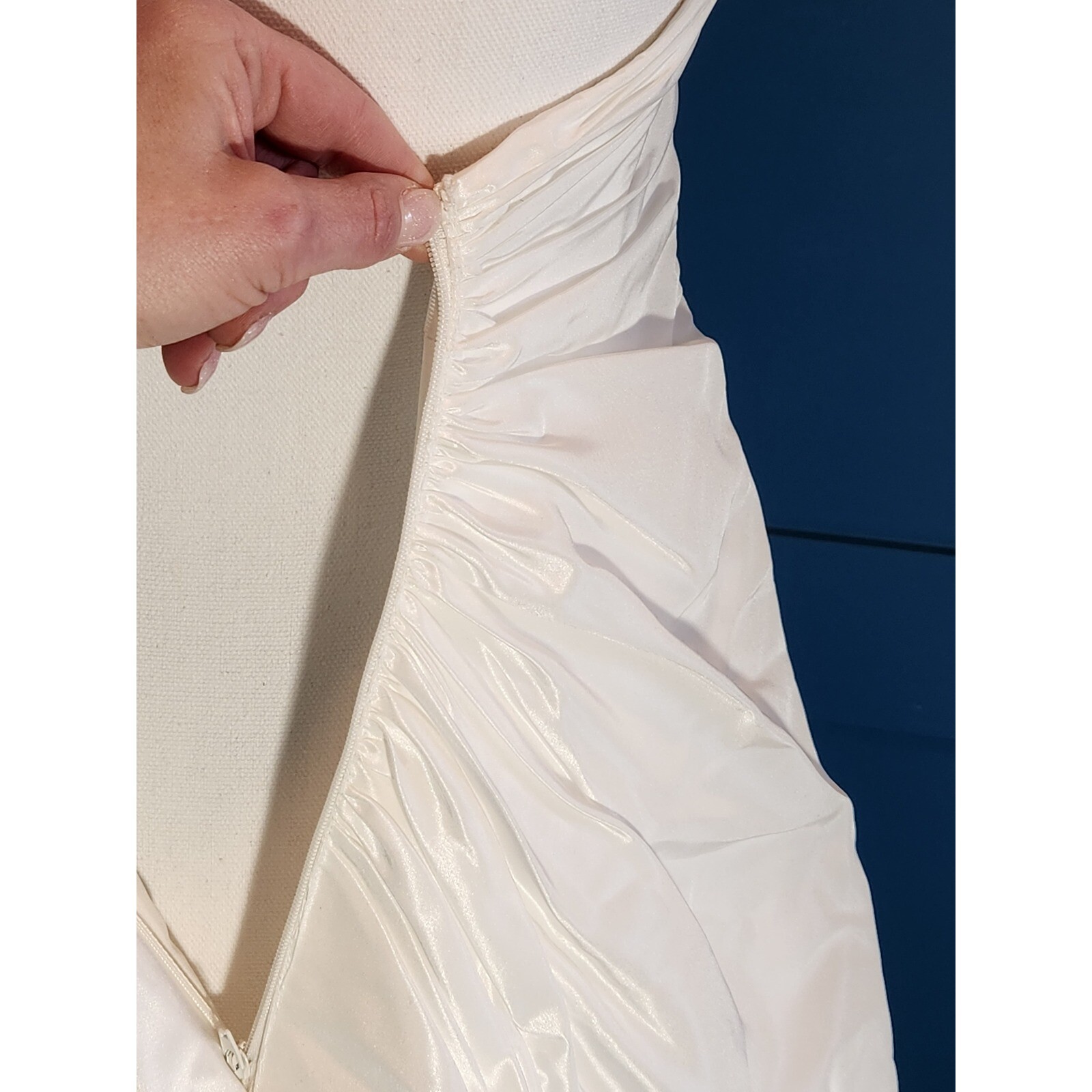 David’s Bridal Galina Satin Wedding Dress Sz 2 Halter Style Roses Small Train
