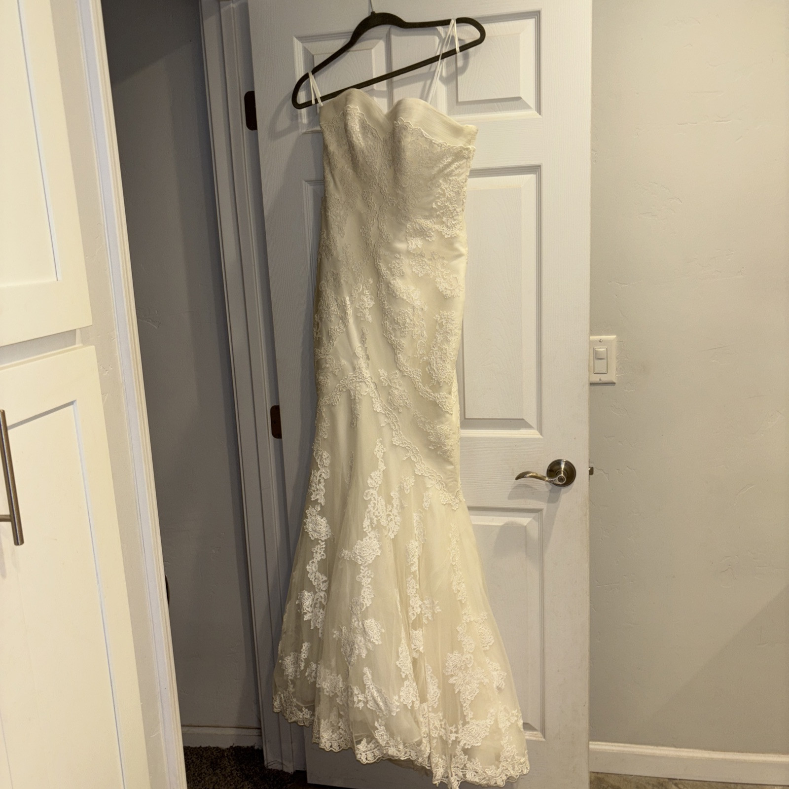 White Ivory Sleeveless Lace V Neck Trumpet Full Floor Train Wedding Dress