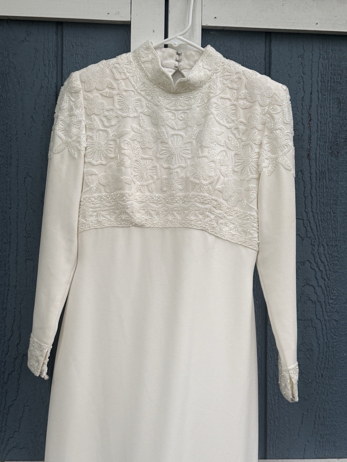 Vintage Y2K Jovani Mock Neck Long Sleeve Beaded Column Wedding Gown Size 4 Dress