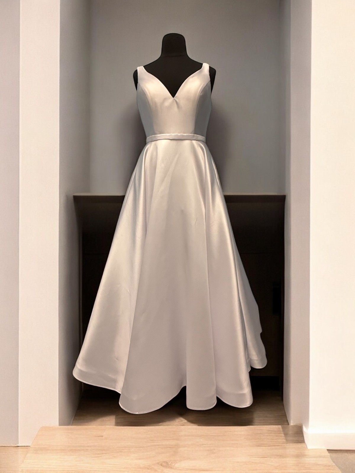 Ashley Lauren Mikado Ball Gown Size 16 V-Neckline Events White BC911094