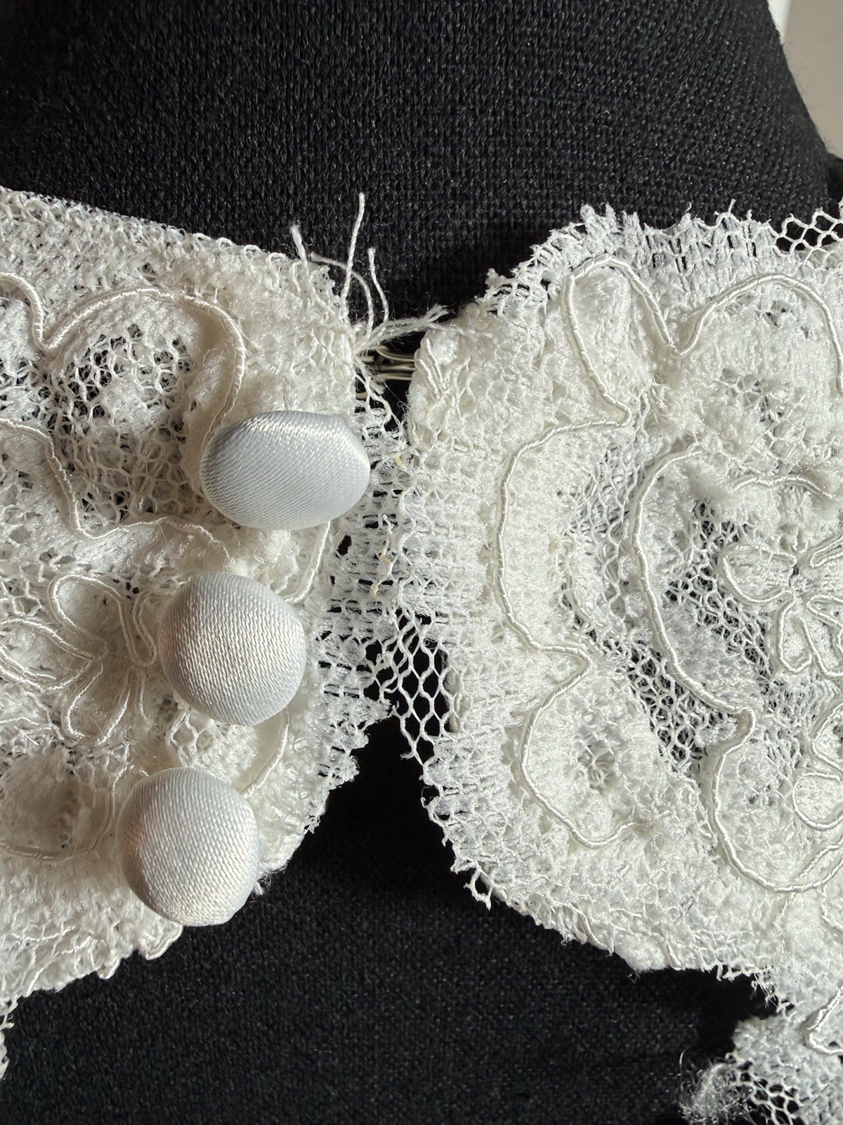 White Lace Wedding Gown Size 18 with Cinch Buttons Short Train Hem Scallop