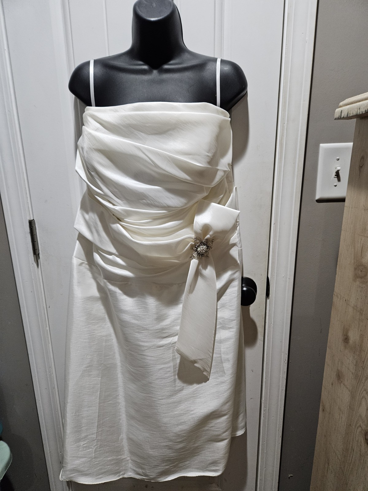 Venus Ivory Sweetheart Strapless Ruched, Sheath Wedding Dress 22W With Veil
