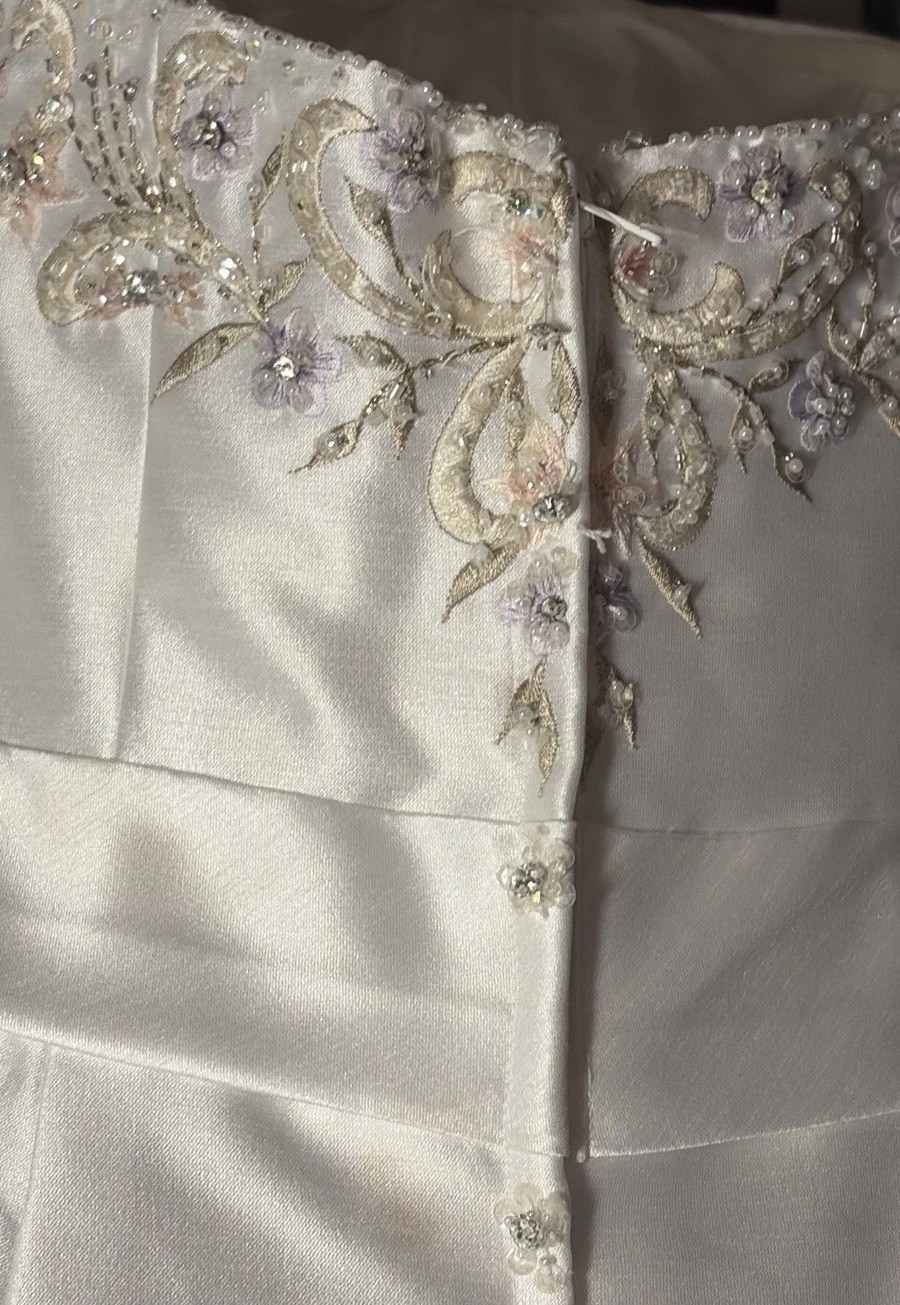 Casablanca Bridal Satin A-Line Wedding Dress Sweetheart Beaded Button Back Size