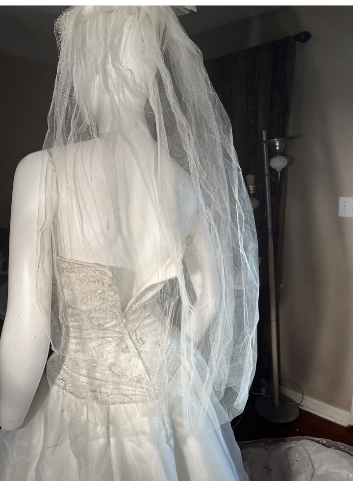 Gorgeous Off-White/Ivory Strapless Wedding Dress with Veil sz 6
