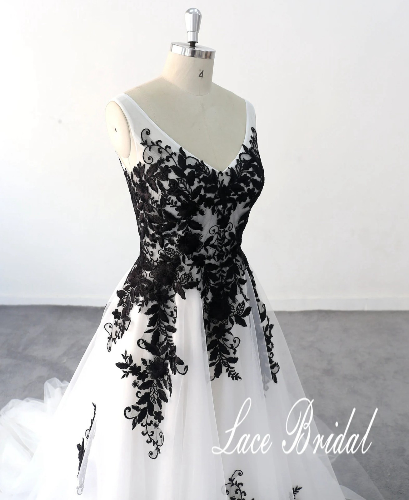 White black lace wedding dress wedding dress 32-60 straps with train to measure