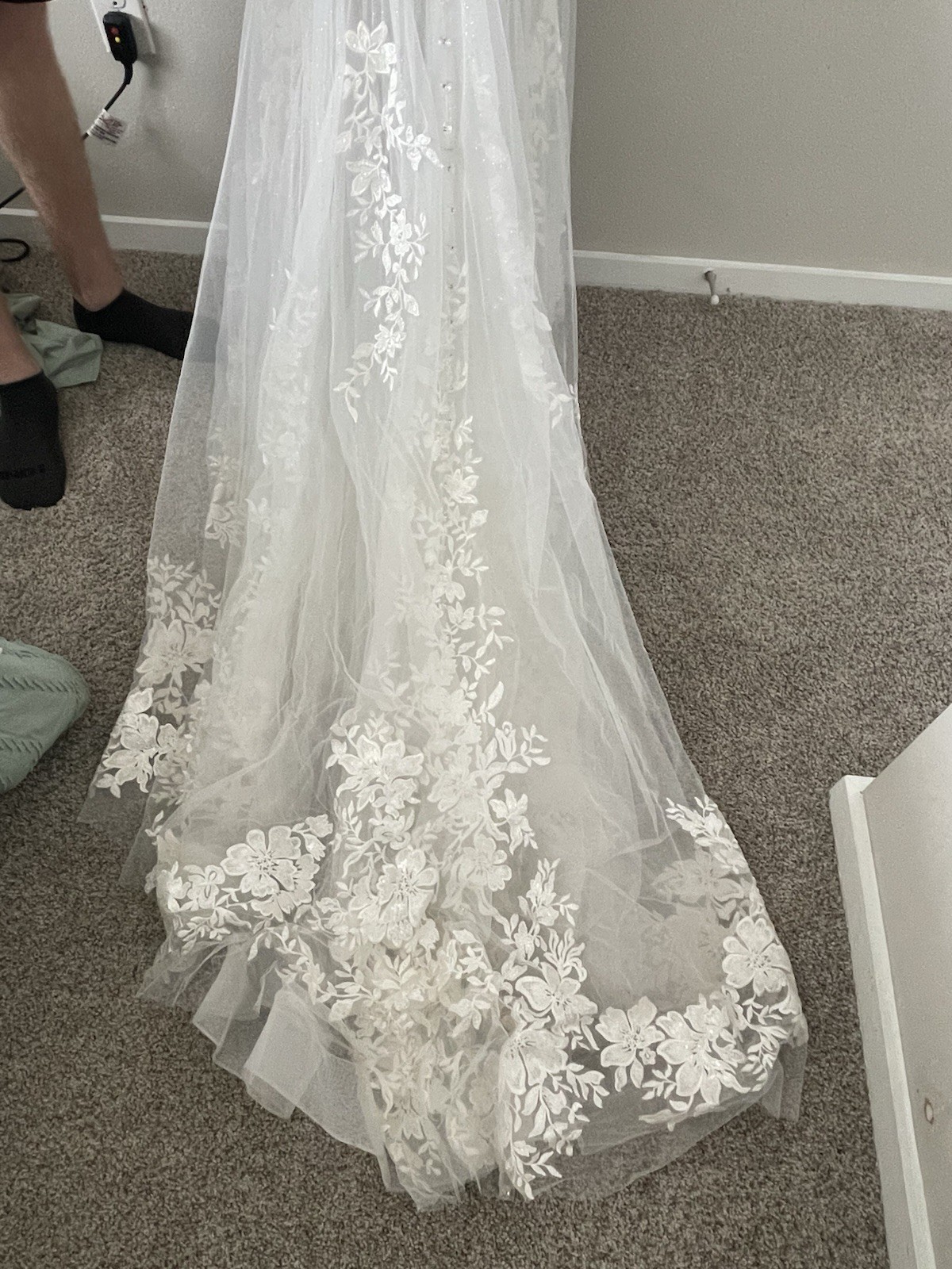 Allure Bridals Ivory Lace Beaded Tulle V-Neck Sleeveless A-Line Train 4