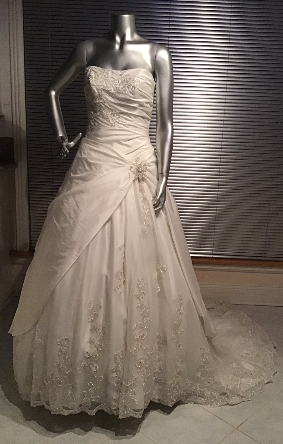 New Long Trailing Wedding Gown Dress Ivory Size10 Dress Easy To Carry .