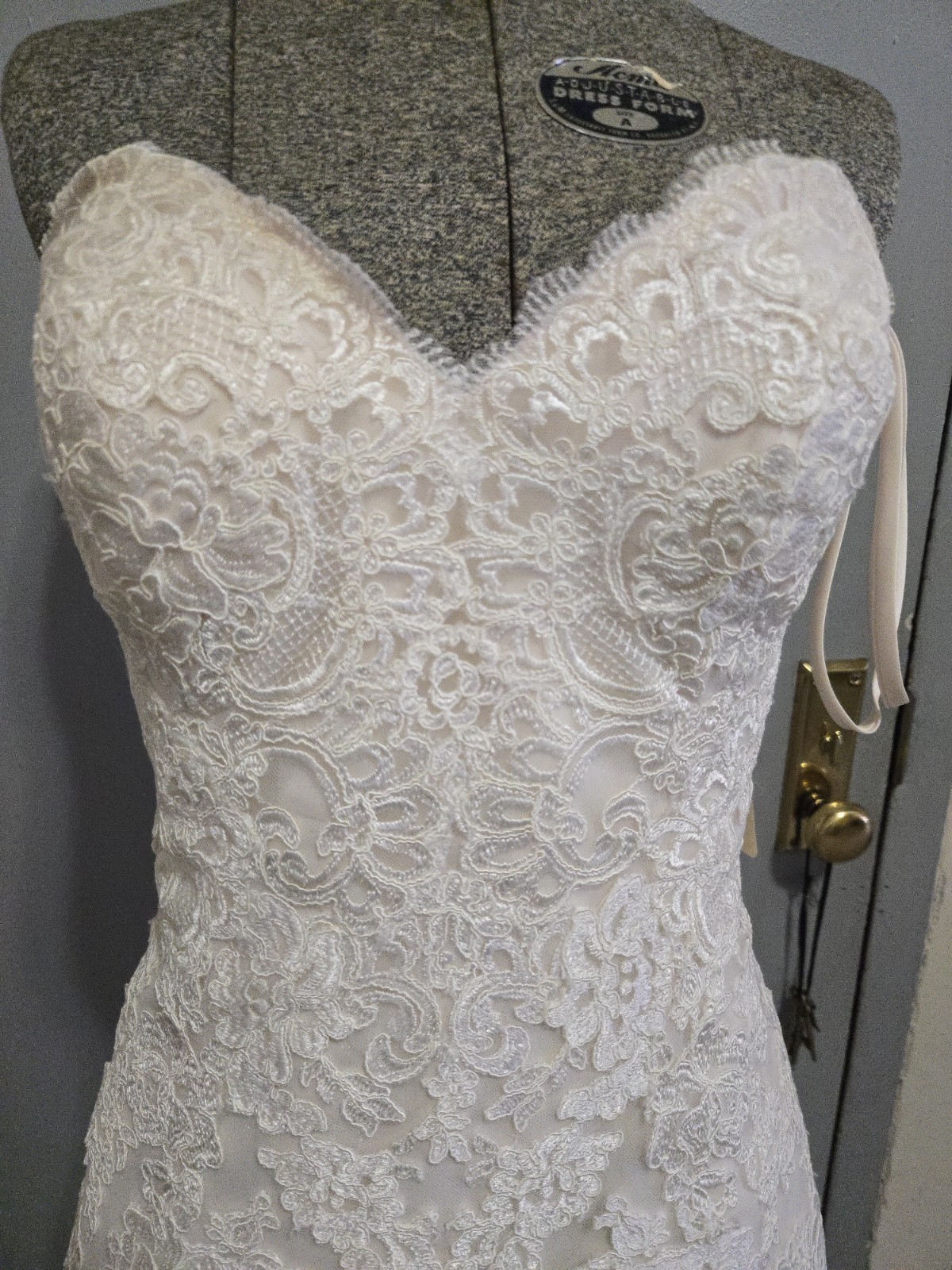 Allure Bridals 9409 Ivory Lace Sweetheart Neckline A-Line Wedding Dress Size 12
