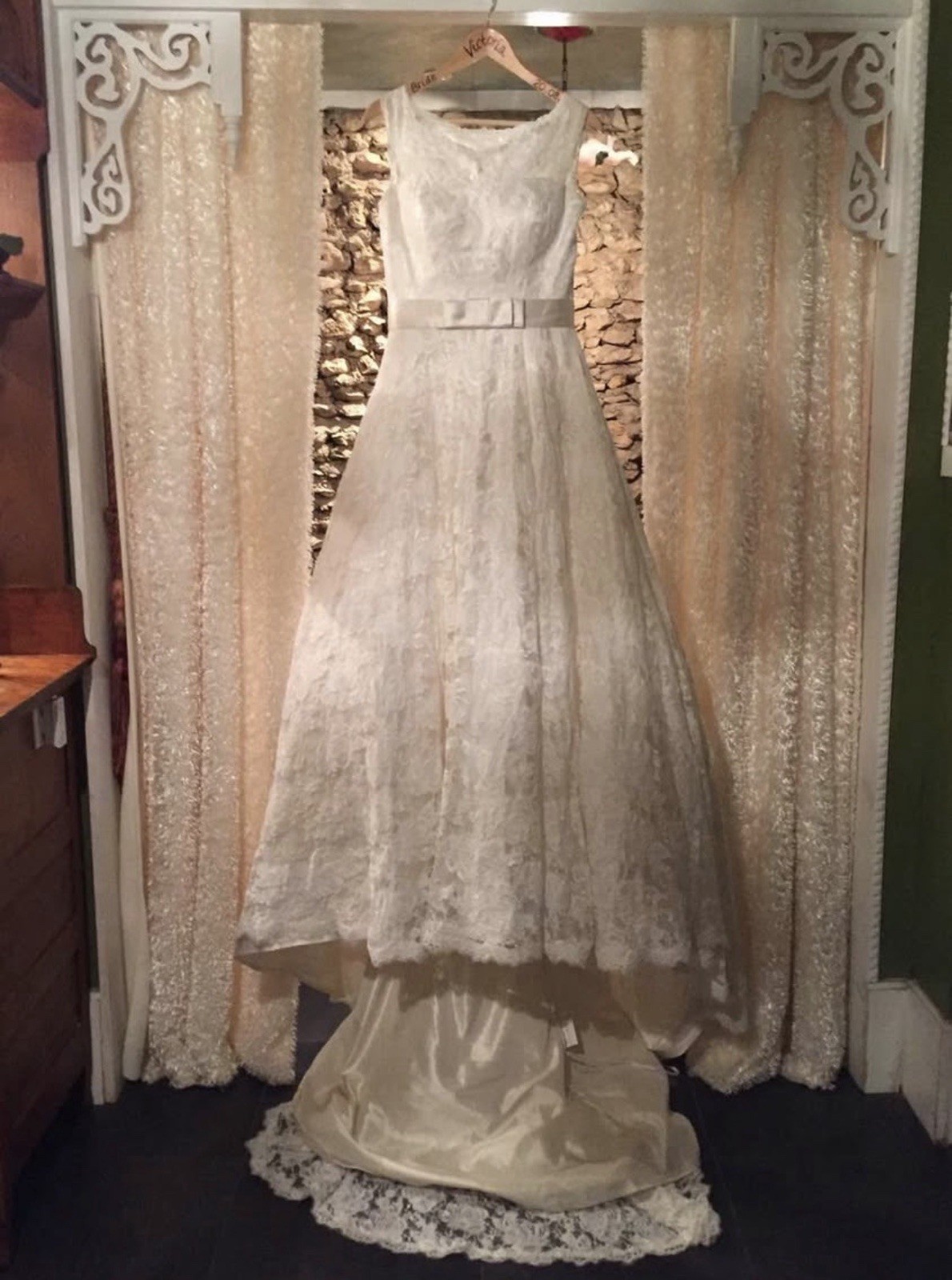 Ivory Alabaster Lace Ball Gown Wedding Dress Sleeveless Size 12 Train