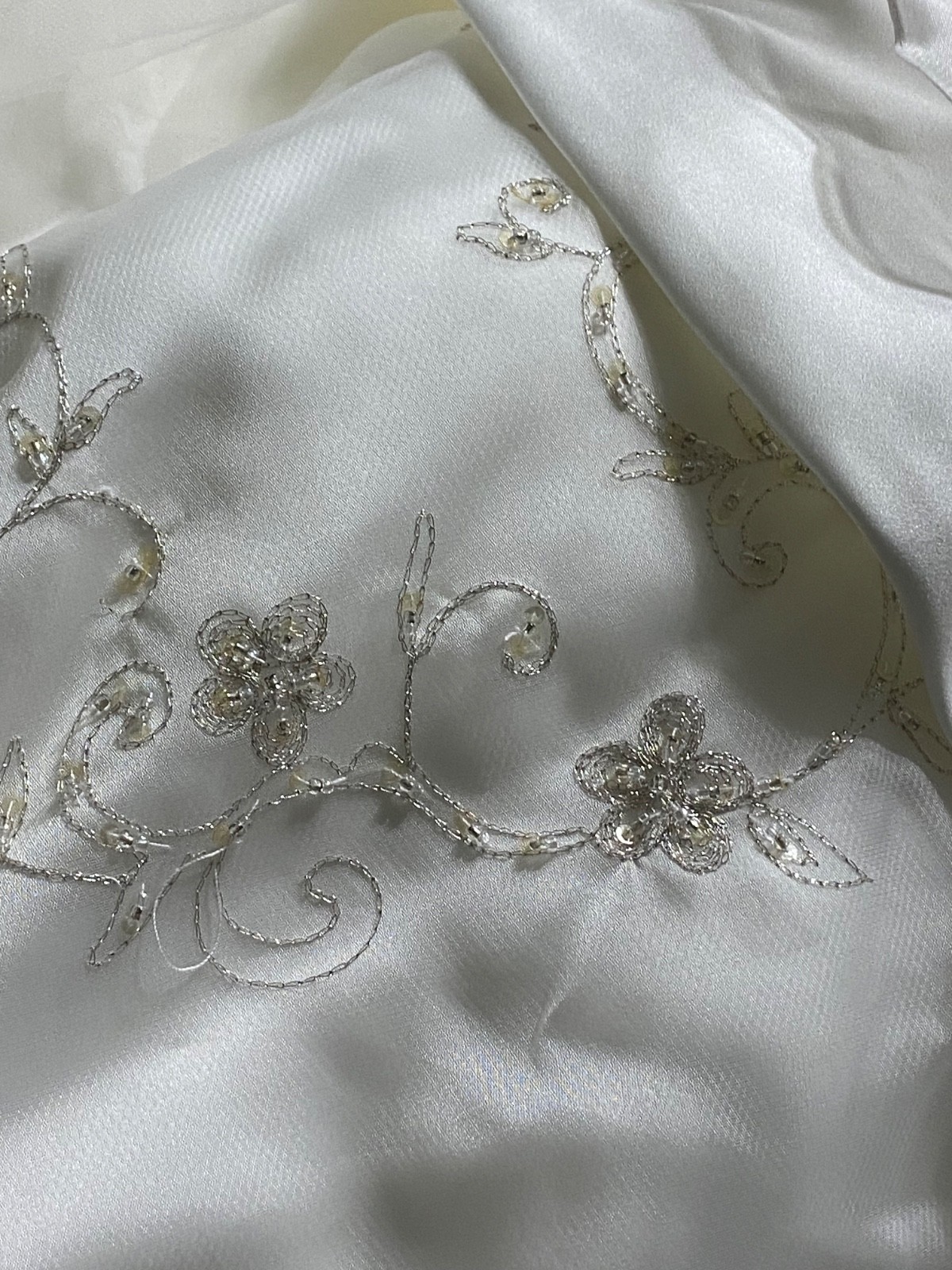 Allure Bridals Wedding Dress Size 8 and Vail beautiful gown