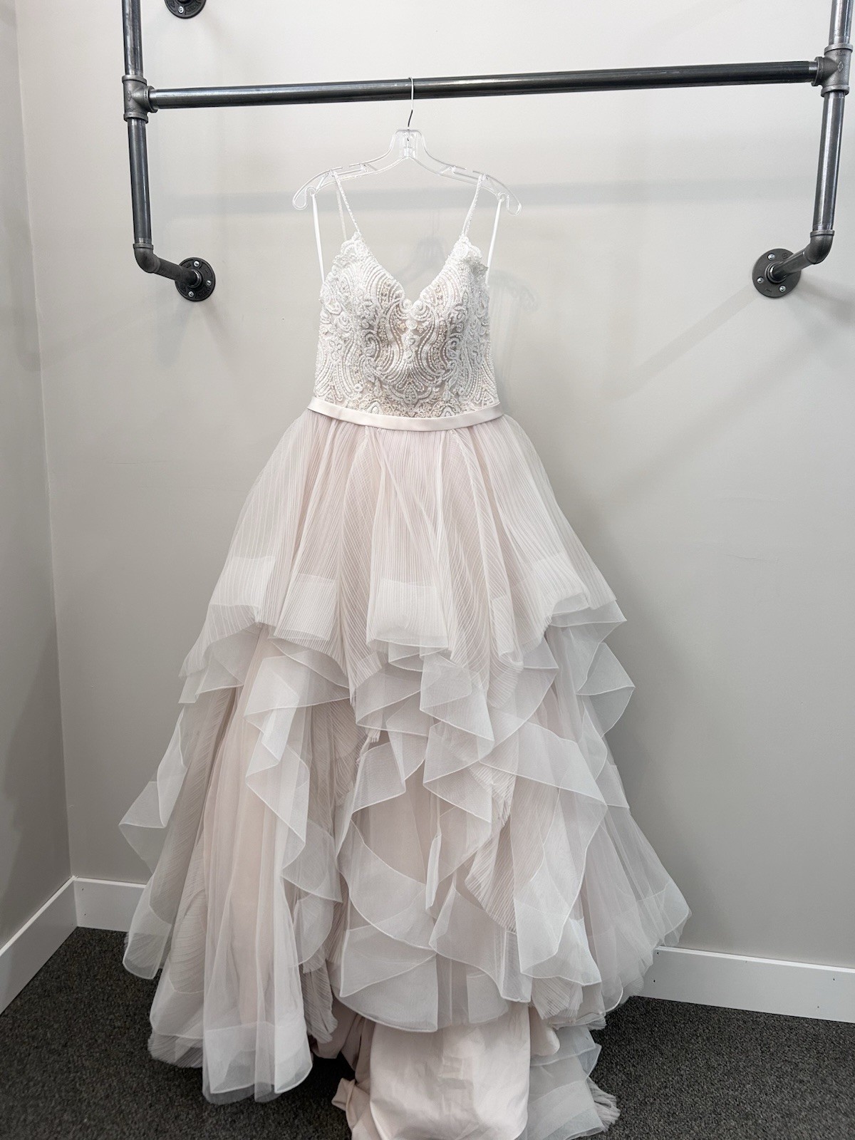 Ivory Beaded Lace V-Neck Sleeveless Tulle Ball Gown Wedding Dress Button