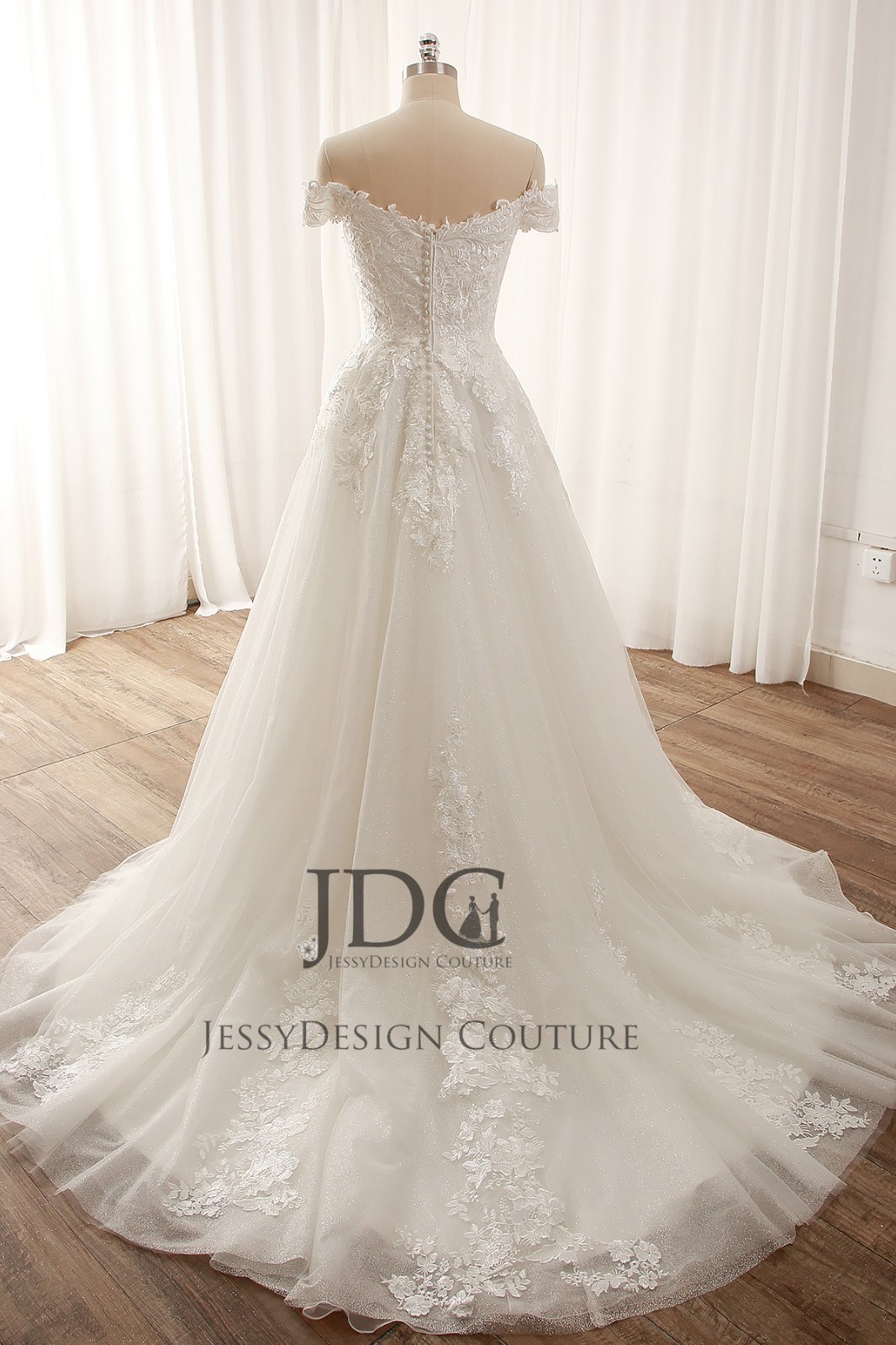 Top quality strappy wedding dress wedding dress 32-60 beads to measure ivory buttons